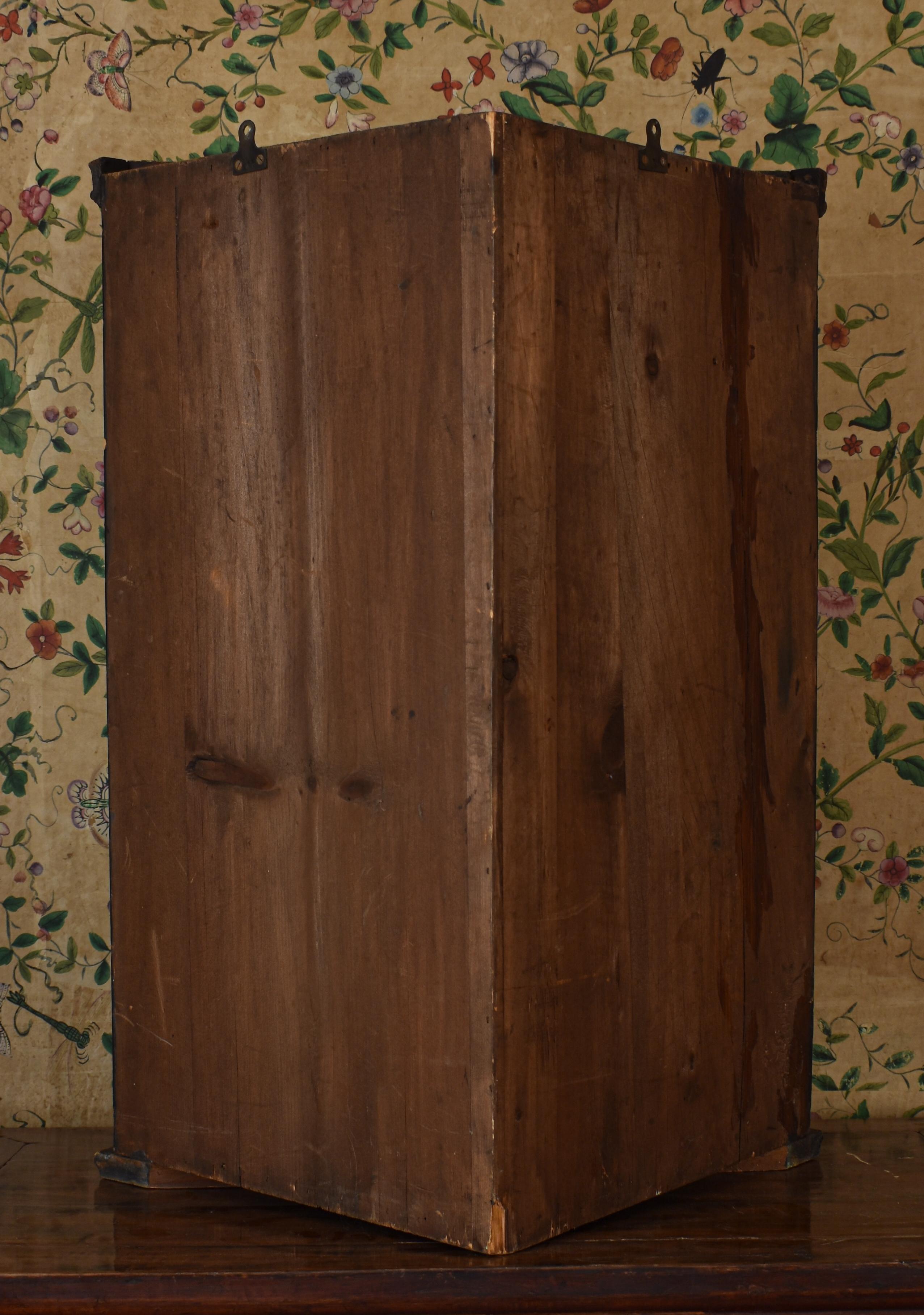 Early 18th Century Coromandel Lacquer Corner Cabinet For Sale 4