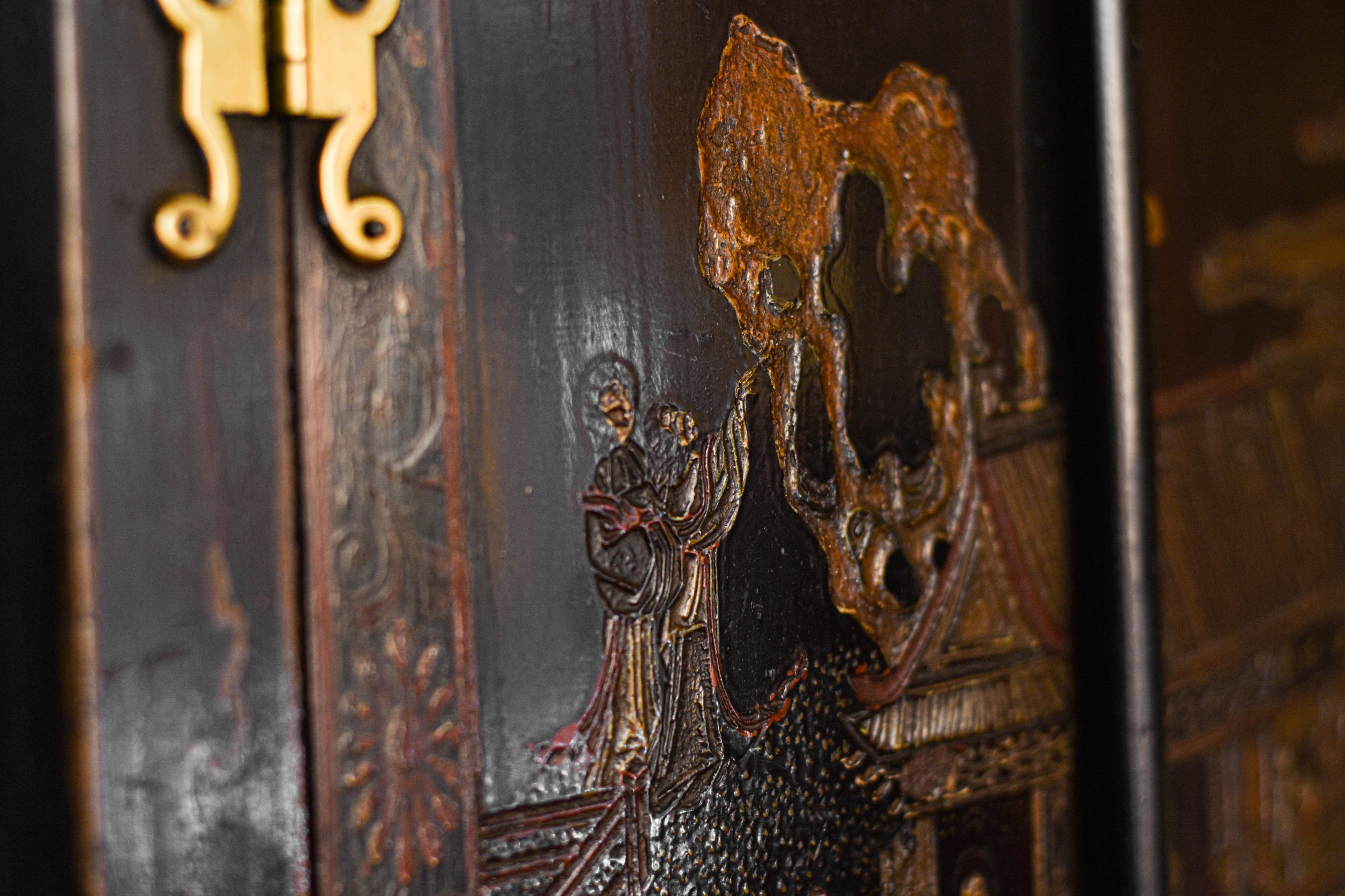 Laque Cabinet d'angle en laque de Coromandel du début du 18e siècle en vente