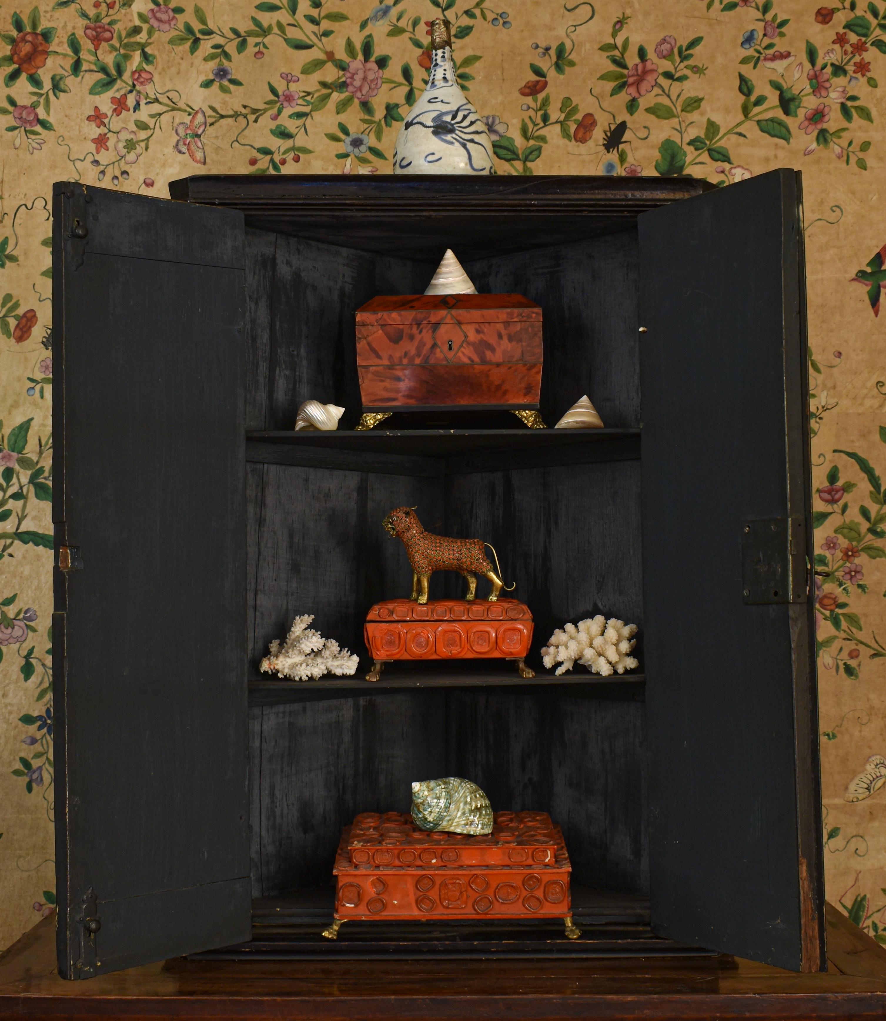 Early 18th Century Coromandel Lacquer Corner Cabinet For Sale 5