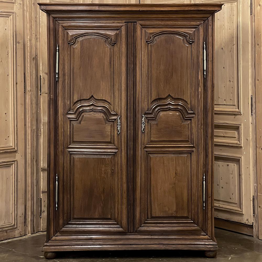 Early 18th Century Country French Louis XIII Armoire In Good Condition For Sale In Dallas, TX