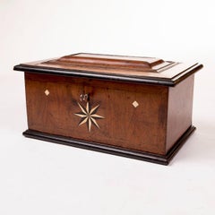 Scrigno barocco danese dell'inizio del XVIII secolo in legno di noce e quercia ebanizzata con intarsi