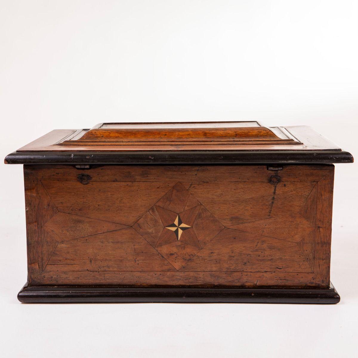 Baroque Coffret baroque danois du début du 18e siècle en noyer et chêne ébonisé avec incrustations en vente