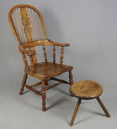Tabouret surmonté d'un plat en sycomore gallois primitif du début du 18e siècle, vers 1740