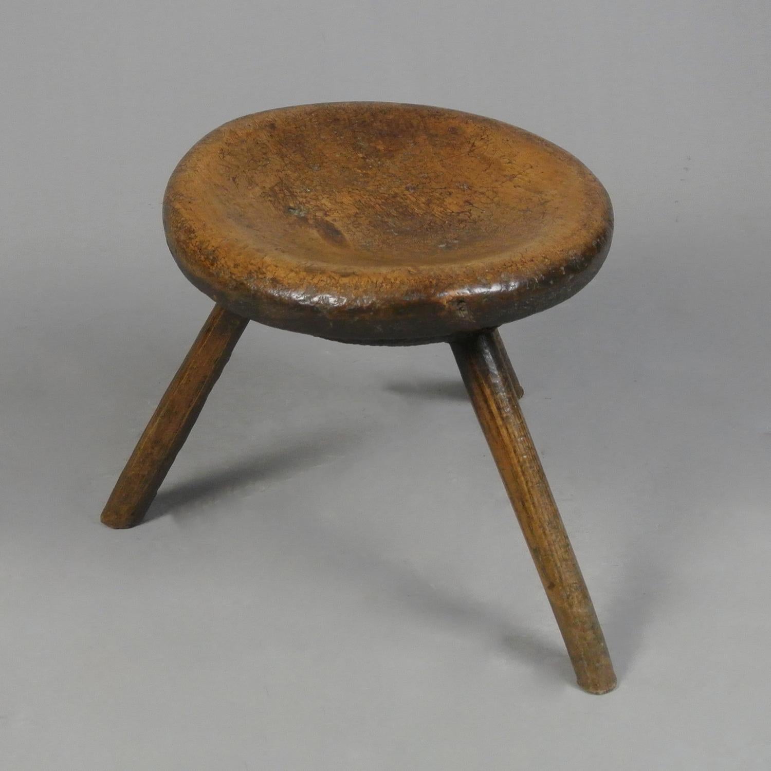 Early 18th Century Primitive Welsh Sycamore Dish Topped Stool c. 1740 In Good Condition In Heathfield, GB