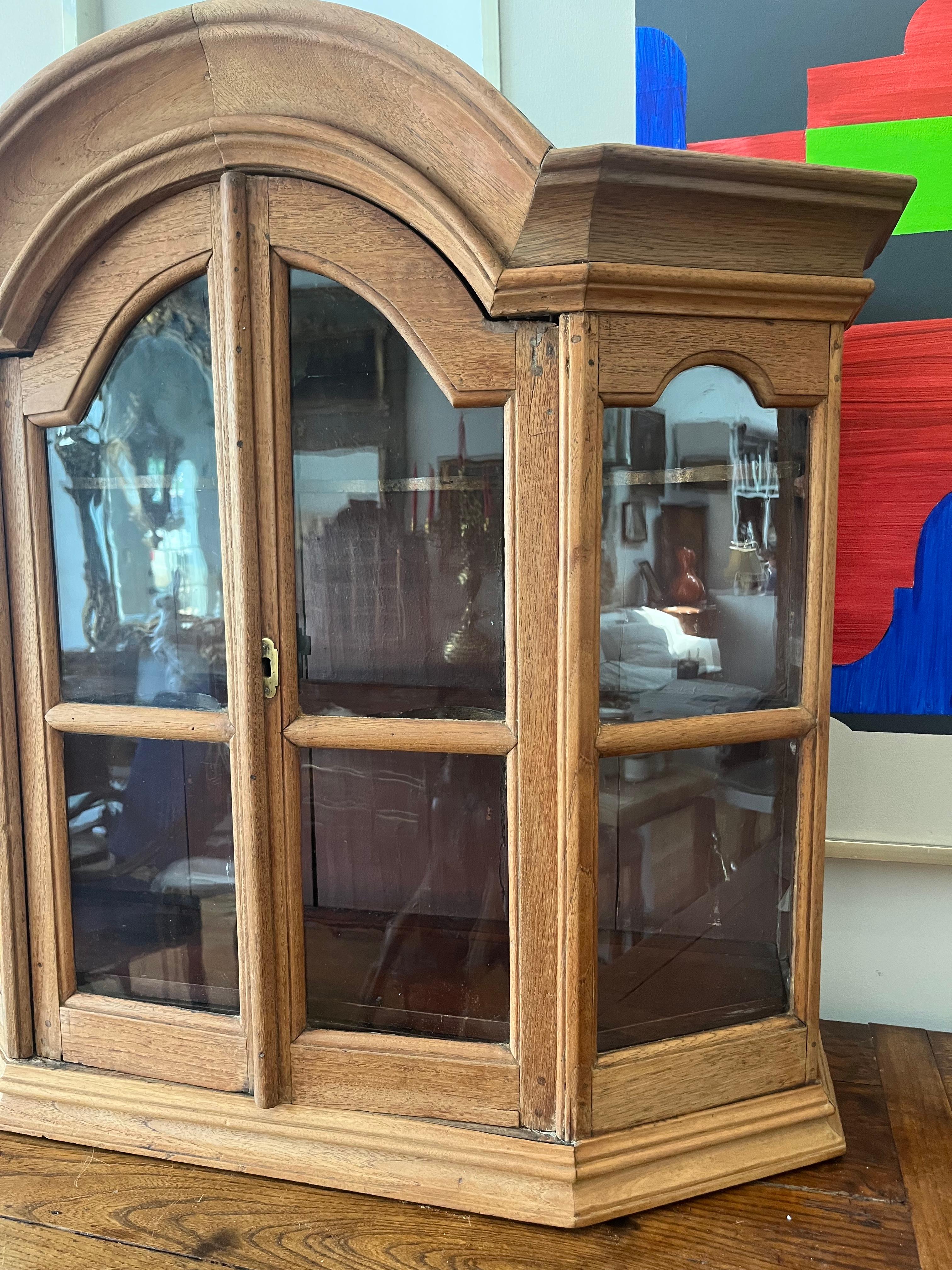  Early 18th Century Dutch “Arched “ and Glazed Wall Cabinet.  In Excellent Condition For Sale In Middleburg, VA