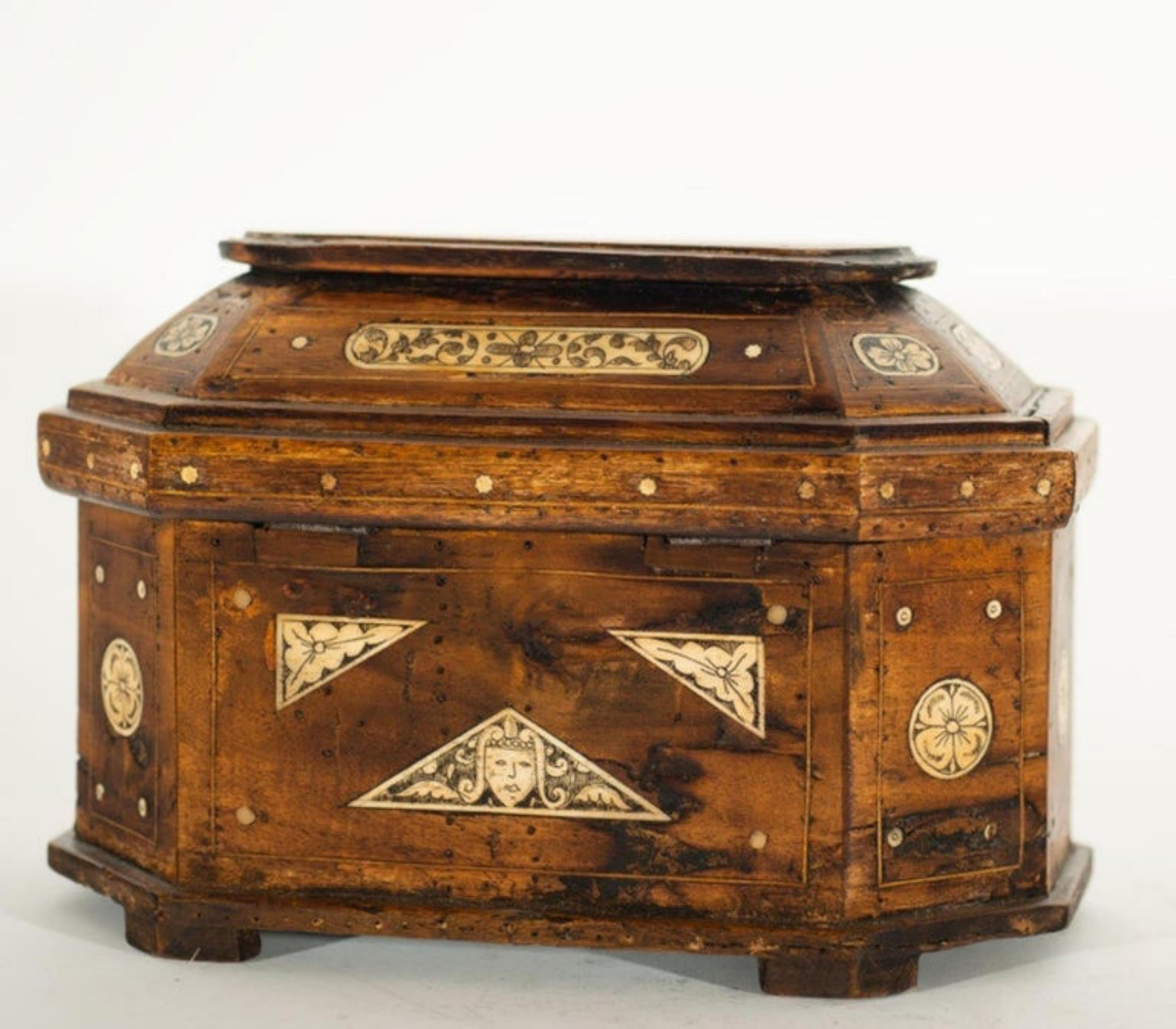 Arcón holandés en madera de frutal y aplicaciones de hueso tallado, 
Escuela holandesa del siglo XVIII.
Medidas: 20 X 29 X 18cm
Muy buen estado.