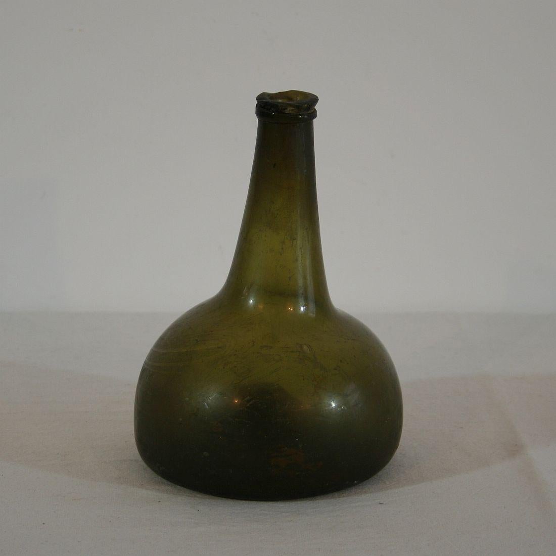 Beautiful early 18th century Dutch wine bottle (onion bottle) in a nice green color. Surface typical for those found under water, Holland, circa 1700-1750.
Good condition.