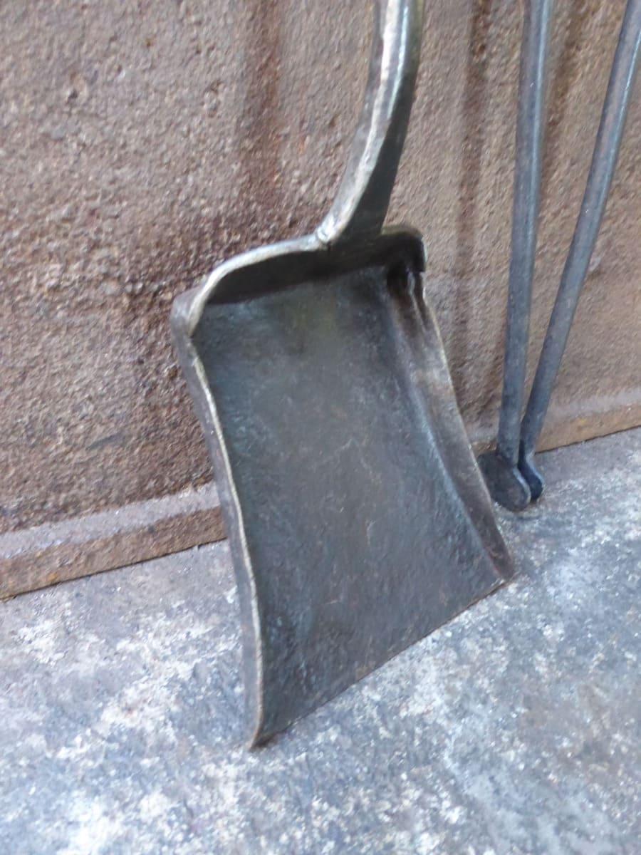 Early 18th Century Dutch Louis XIV Period Fireplace Shovel For Sale 1