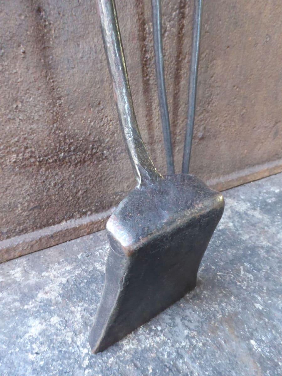 Early 18th Century Dutch Louis XIV Period Fireplace Shovel For Sale 2