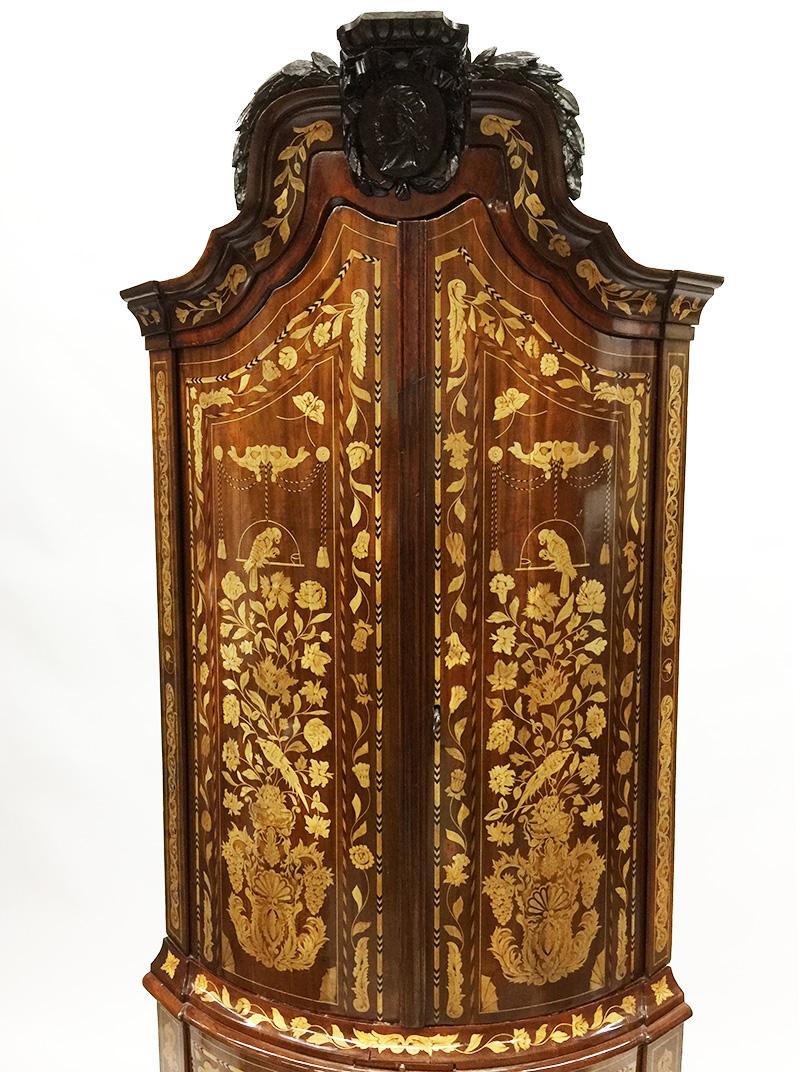 Early 18th Century Dutch Marquetry Large Corner Cupboard In Good Condition For Sale In Delft, NL