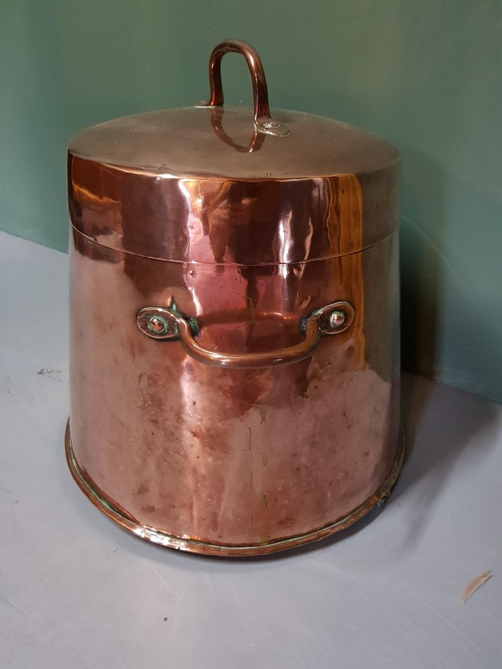 Antique Dutch red copper coal bin with riveted ears and standing on small red copper legs, early 18th century.

The measurements are,
Depth 36.5 cm/ 14.3 inch.
Width 36.5 cm/ 14.3 inch.
Height 38 cm/ 14.9 inch.