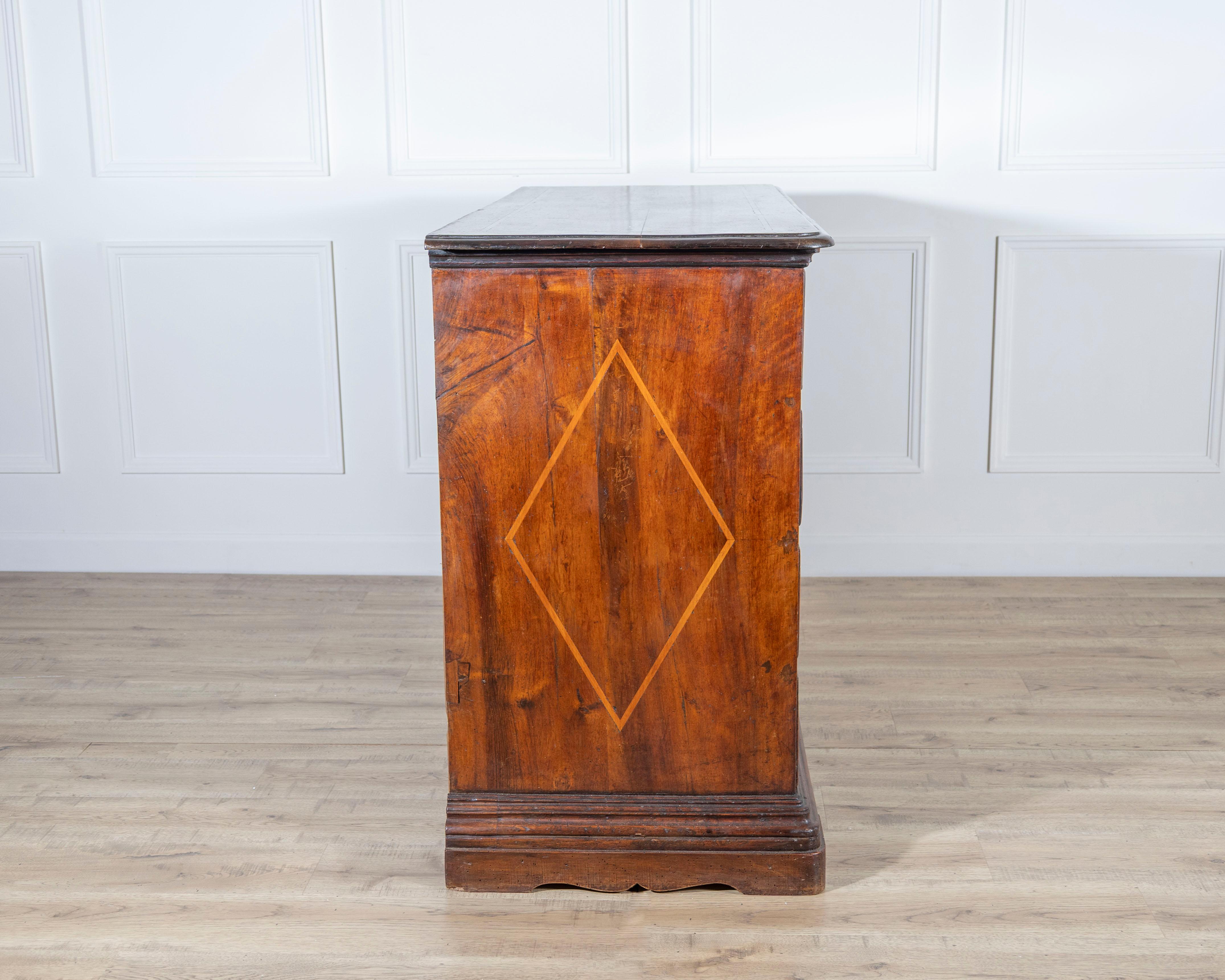 Early 18th-Century Emilian Walnut Chest of Drawers with Fruitwood Inlay For Sale 1