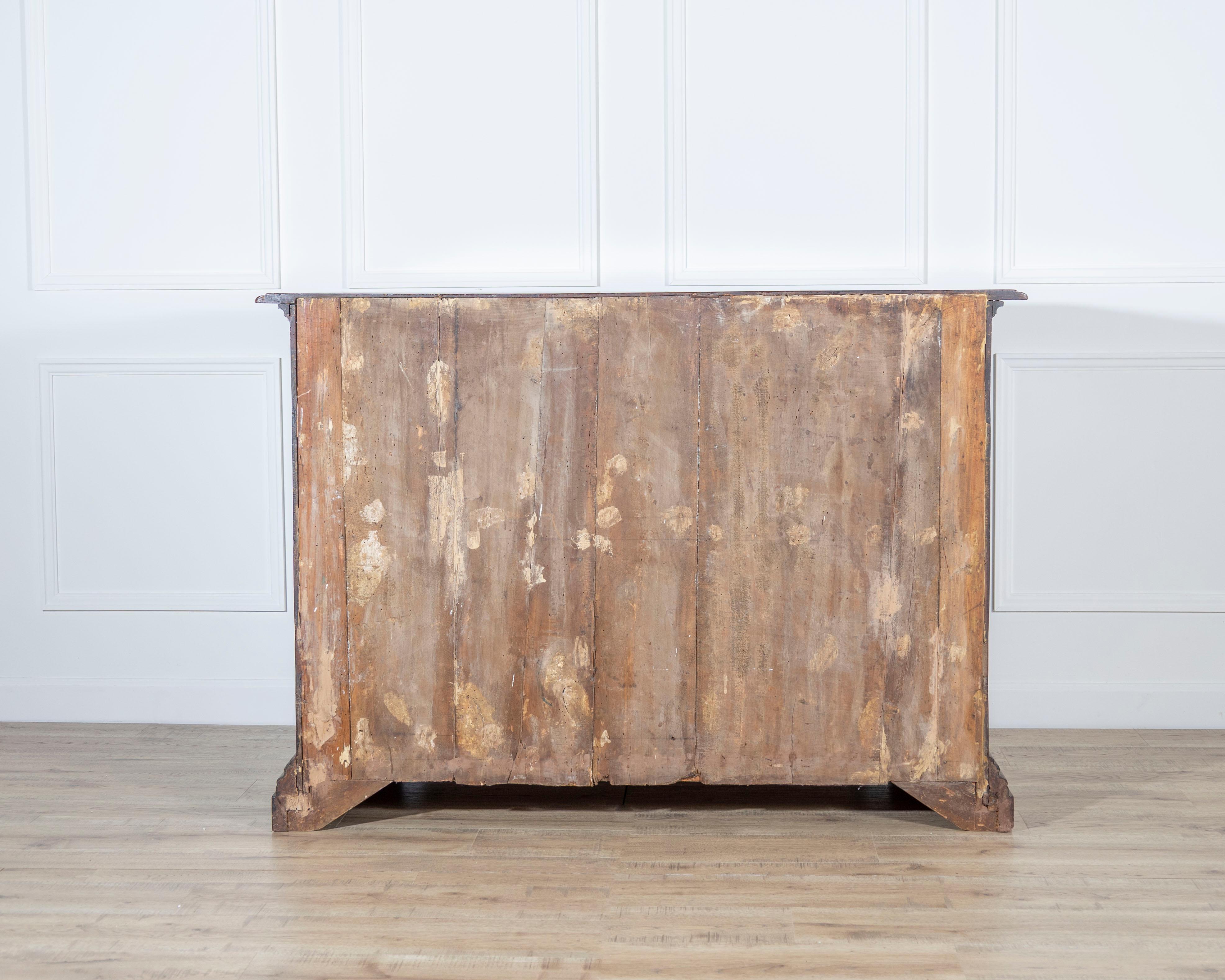 Early 18th-Century Emilian Walnut Chest of Drawers with Fruitwood Inlay For Sale 2