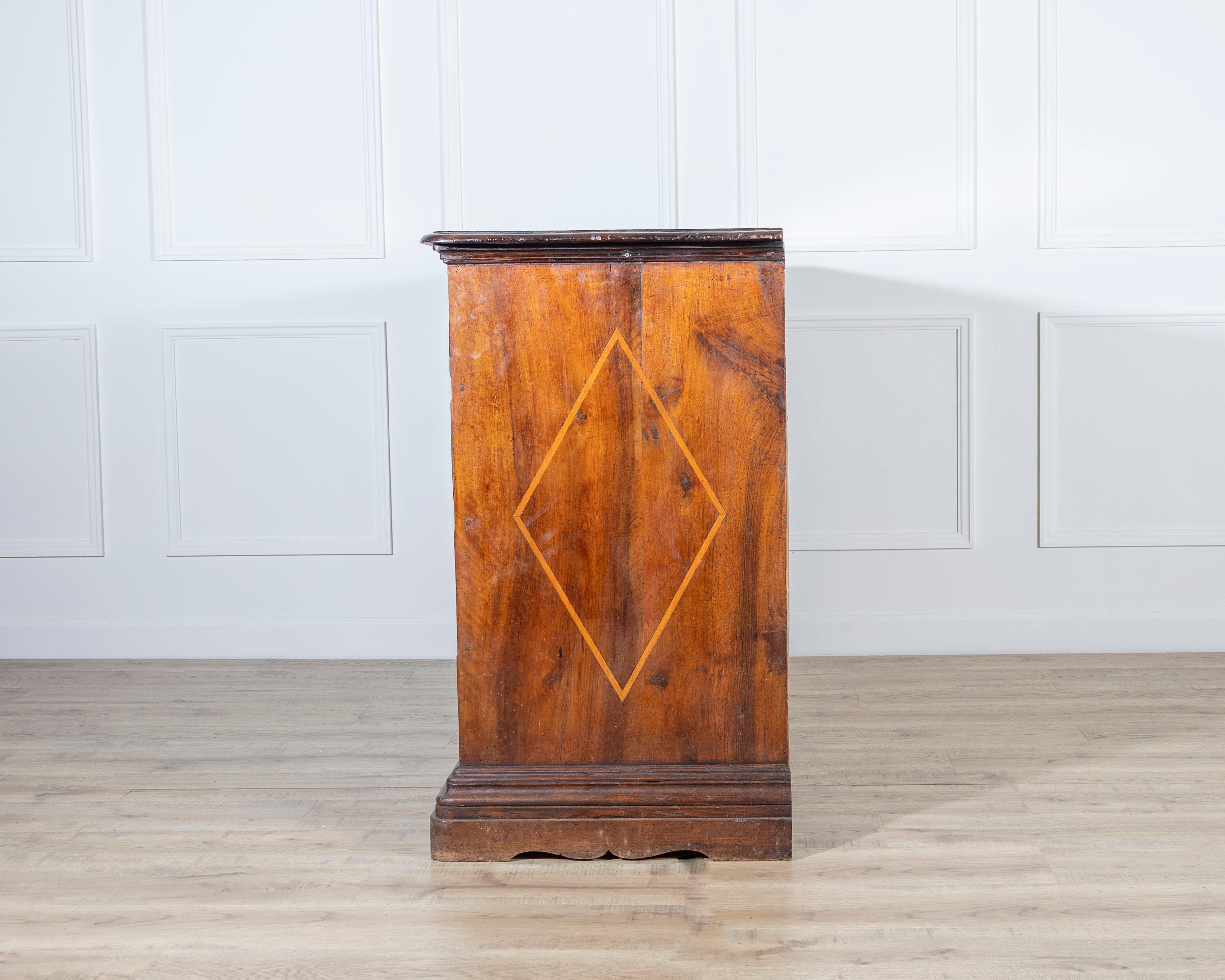 Early 18th-Century Emilian Walnut Chest of Drawers with Fruitwood Inlay For Sale 3