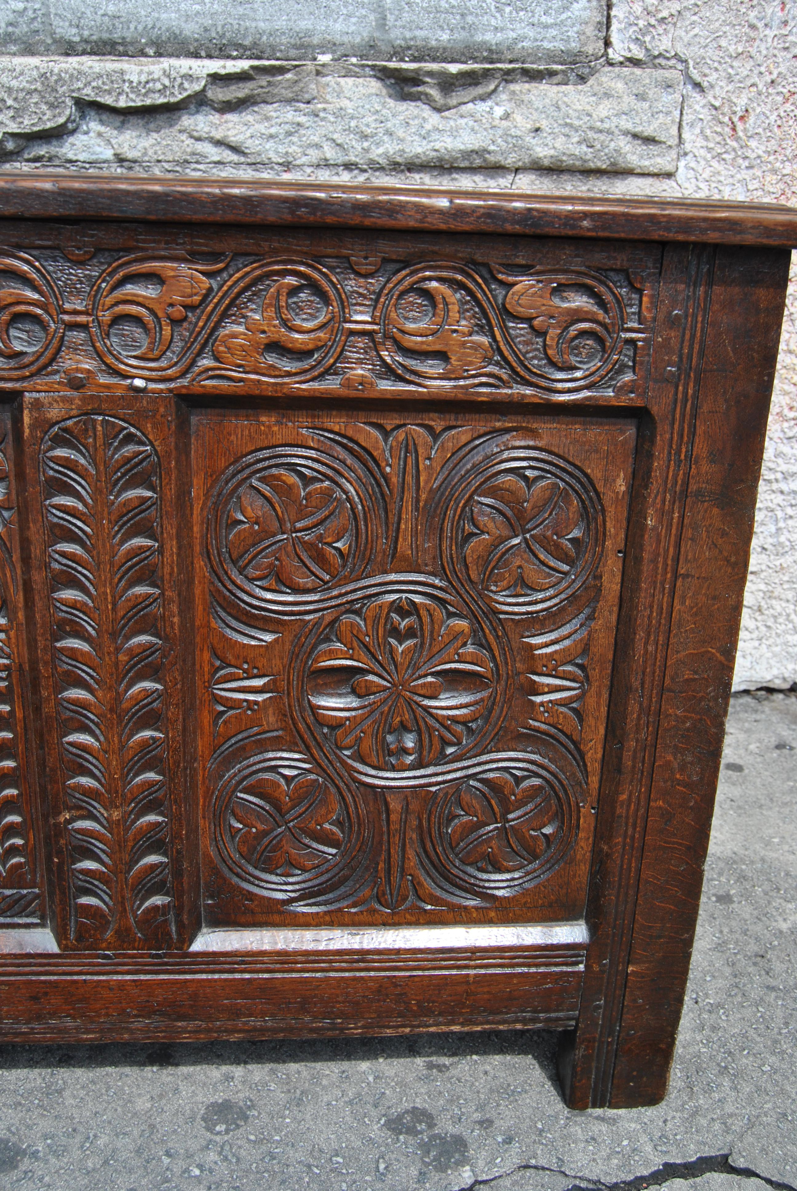 Early 18th Century English Carved Oak Blanket Chest / Coffer In Good Condition In Savannah, GA