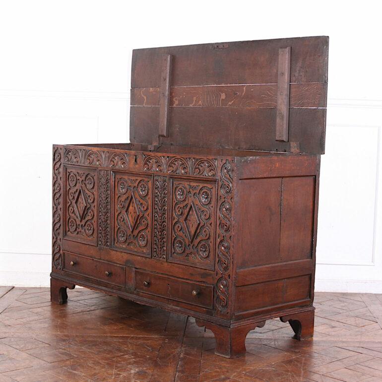 Early 18th Century English Carved Oak Coffer Blanket Box  In Good Condition In Vancouver, British Columbia