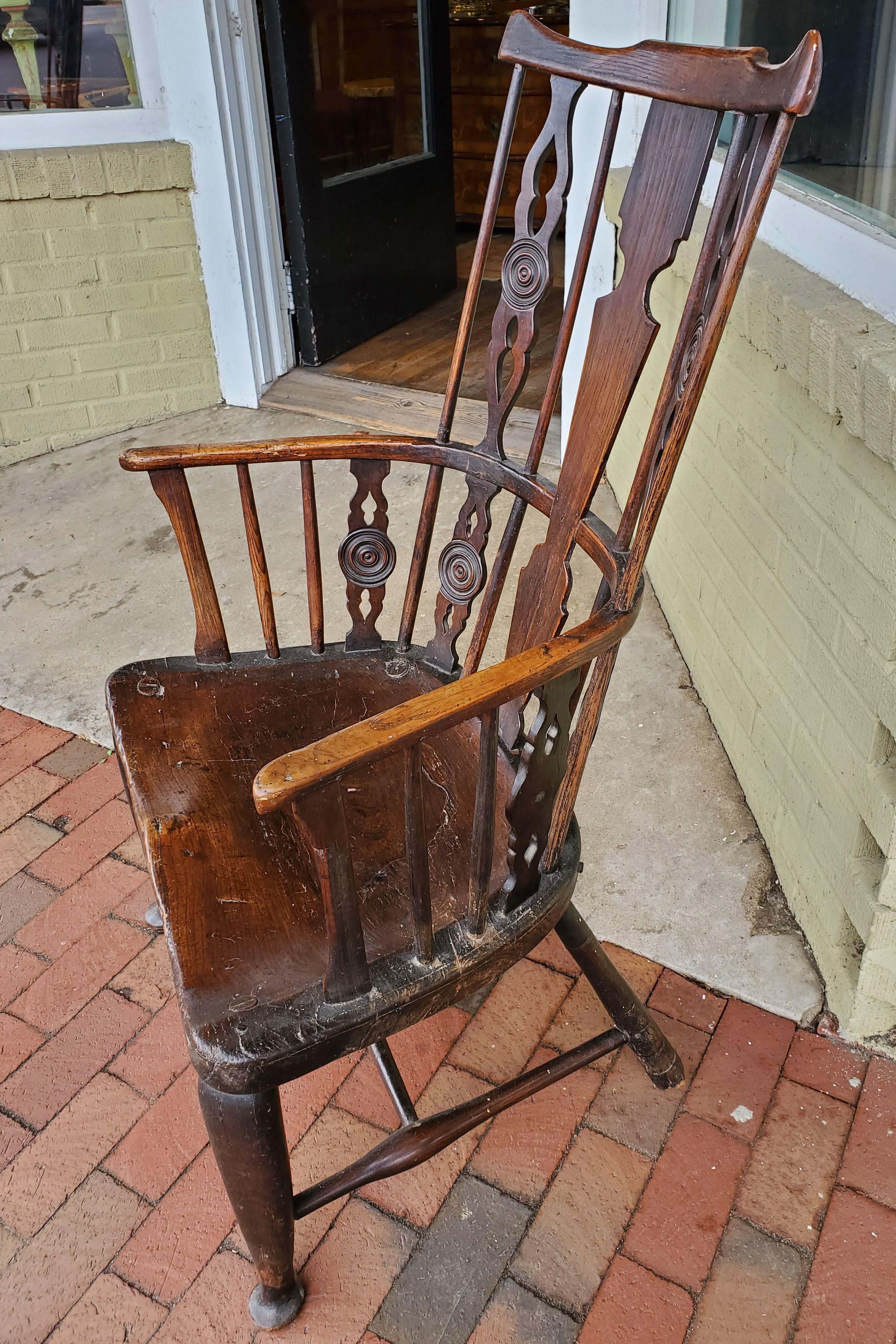 Early 18th Century English Comb-Back Windsor Armchair Dark Ash, Elm, Walnut In Good Condition In Middleburg, VA