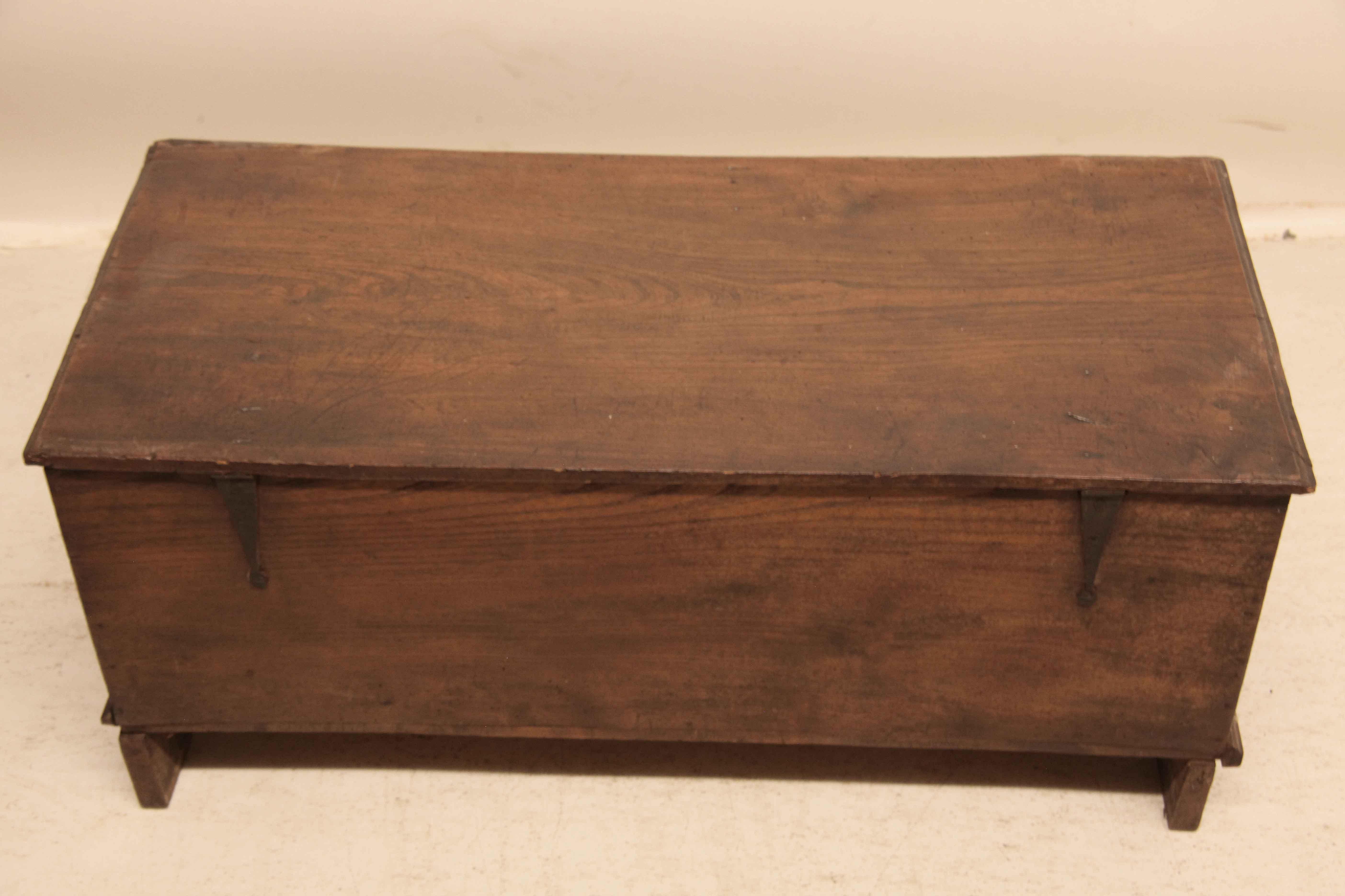 Early 18th Century English Elm Coffer For Sale 3