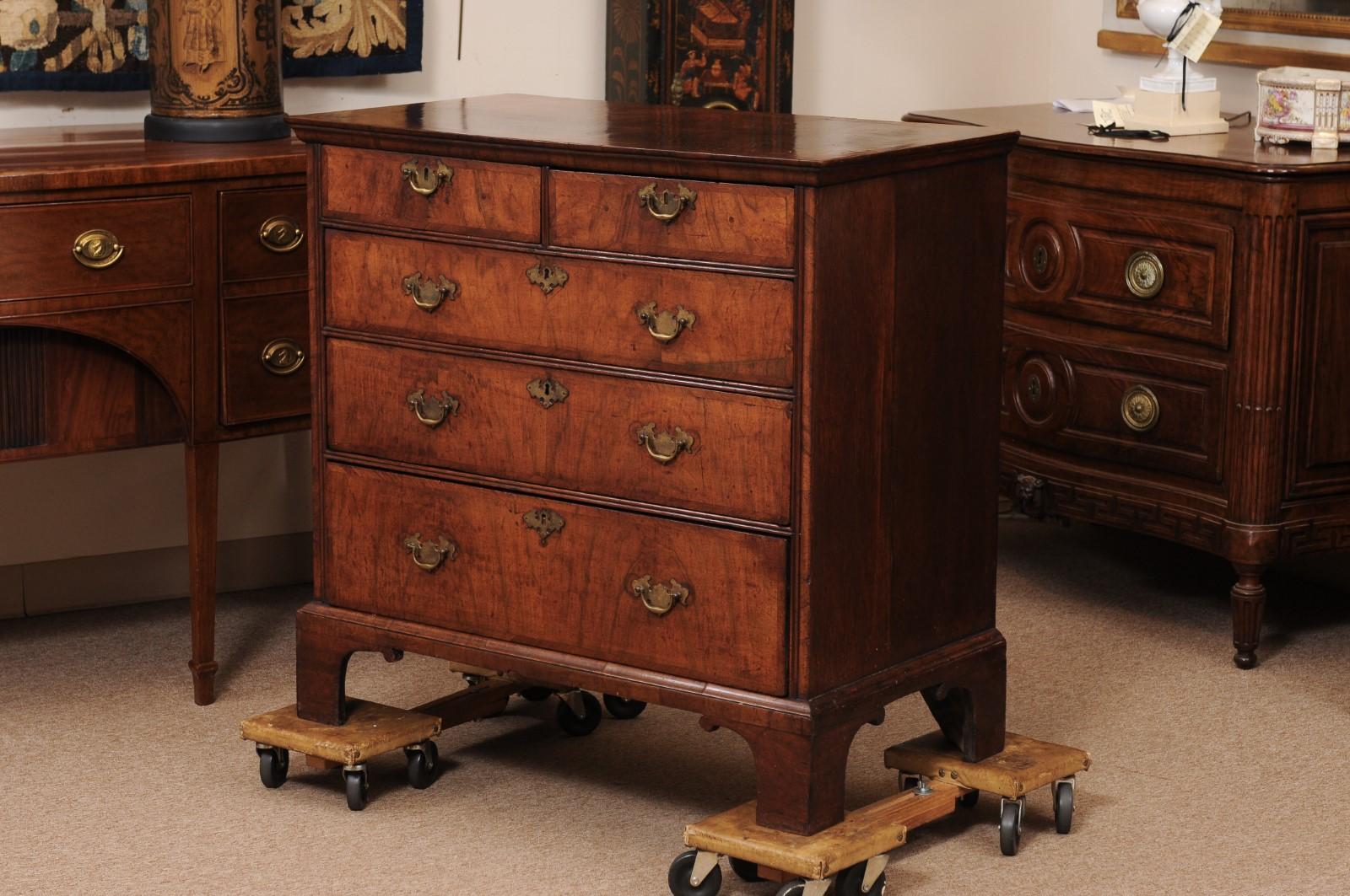 Frühes 18. Jahrhundert Englisch George II Nussbaum Kommode mit 5 Schubladen und Bracket Feet im Angebot 7
