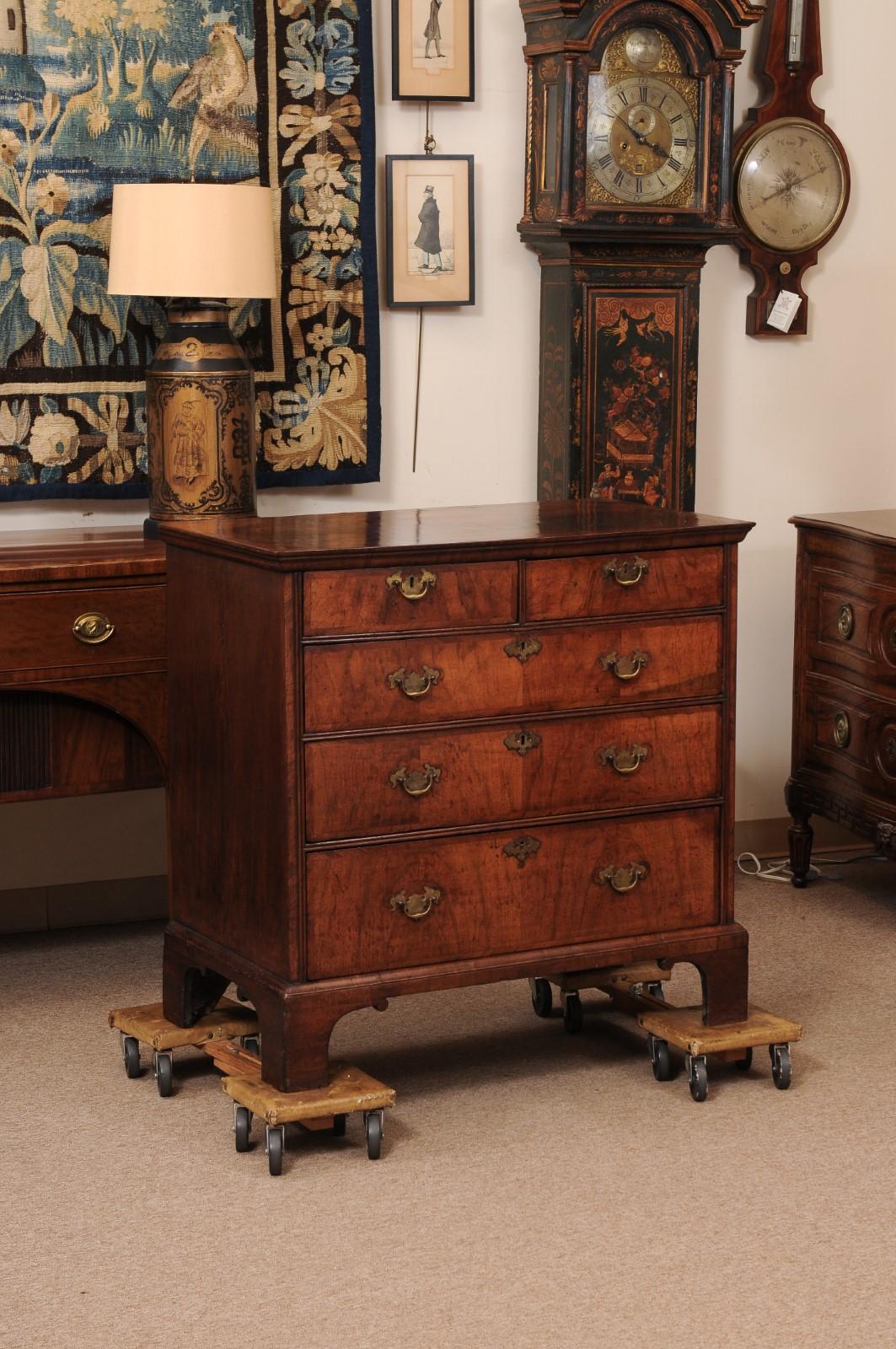 Frühes 18. Jahrhundert Englisch George II Nussbaum Kommode mit 5 Schubladen und Bracket Feet im Zustand „Relativ gut“ im Angebot in Atlanta, GA