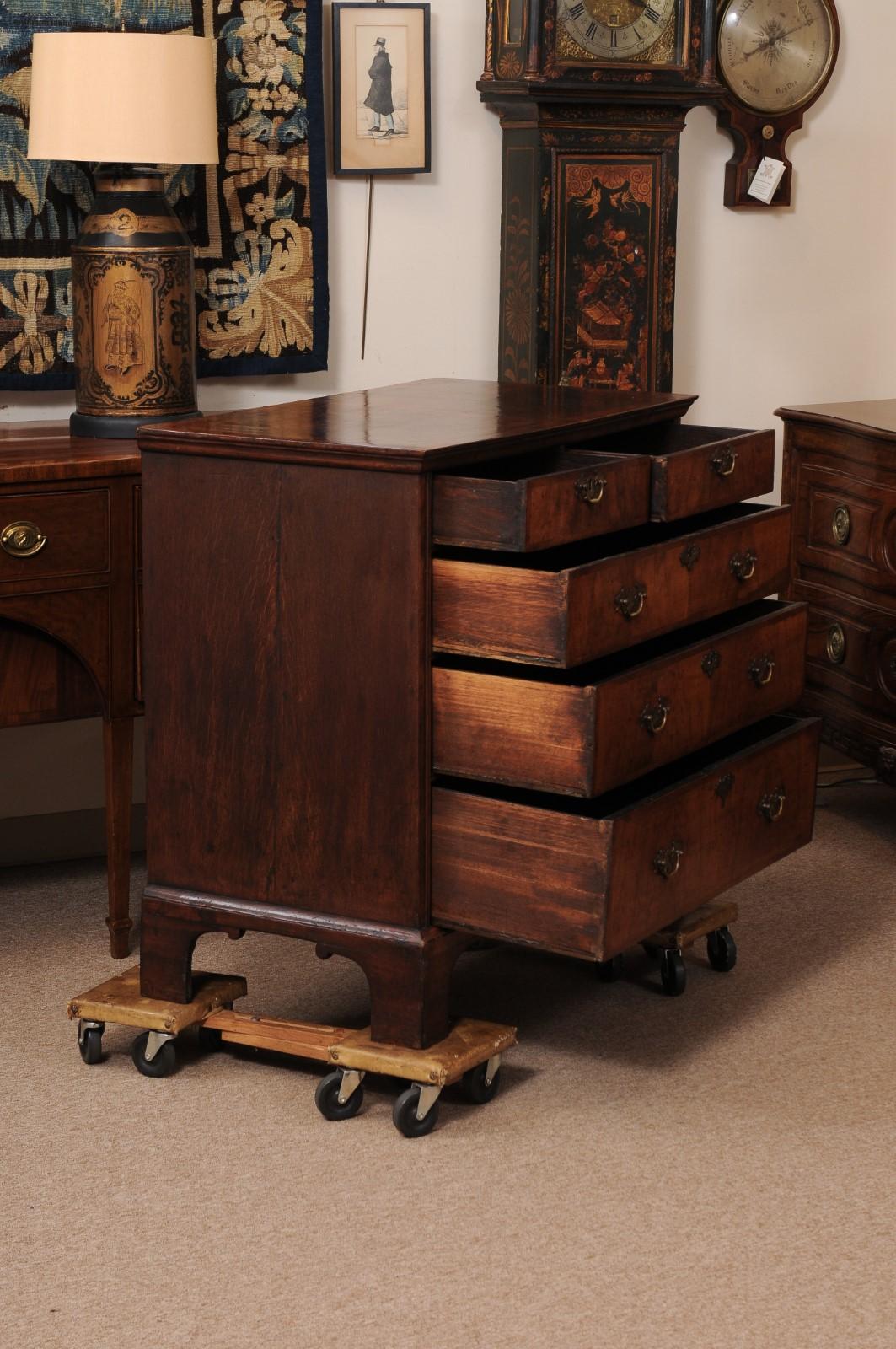 Frühes 18. Jahrhundert Englisch George II Nussbaum Kommode mit 5 Schubladen und Bracket Feet (18. Jahrhundert und früher) im Angebot