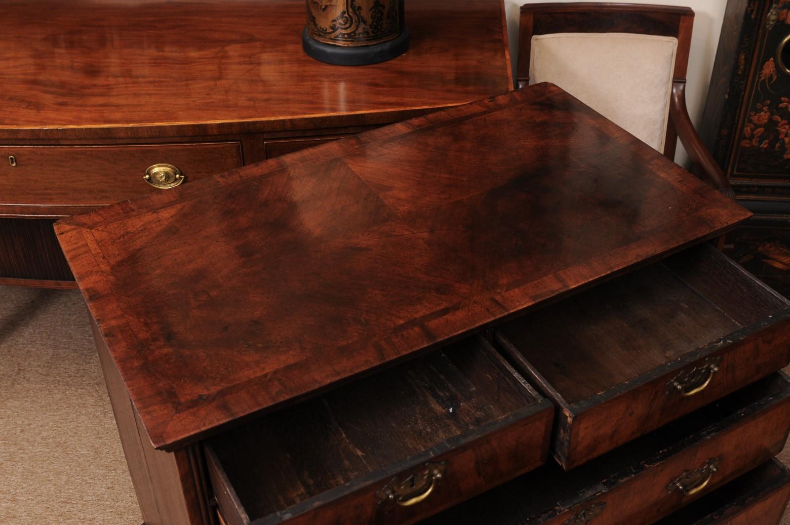 Frühes 18. Jahrhundert Englisch George II Nussbaum Kommode mit 5 Schubladen und Bracket Feet im Angebot 1