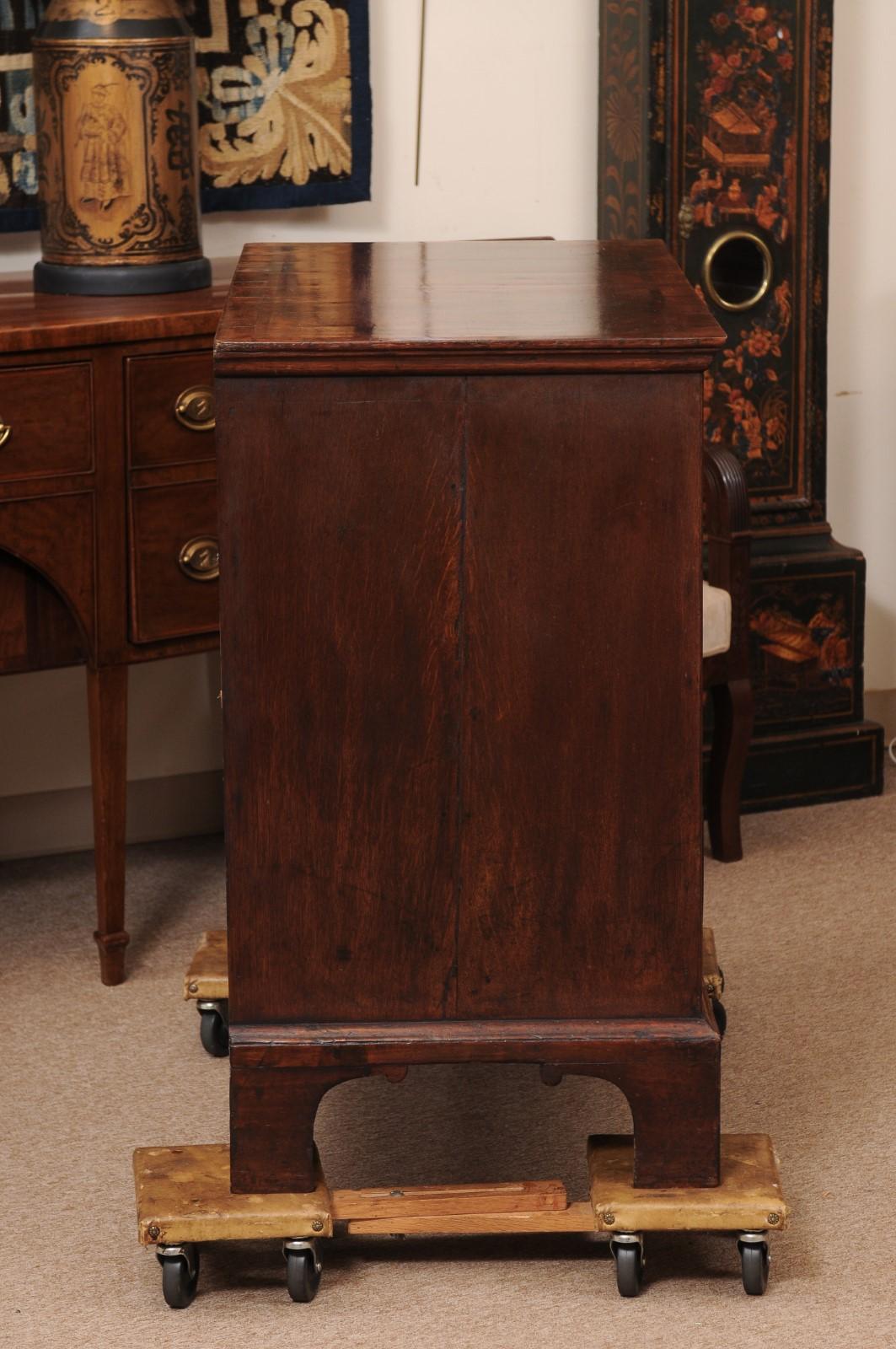 Frühes 18. Jahrhundert Englisch George II Nussbaum Kommode mit 5 Schubladen und Bracket Feet im Angebot 2