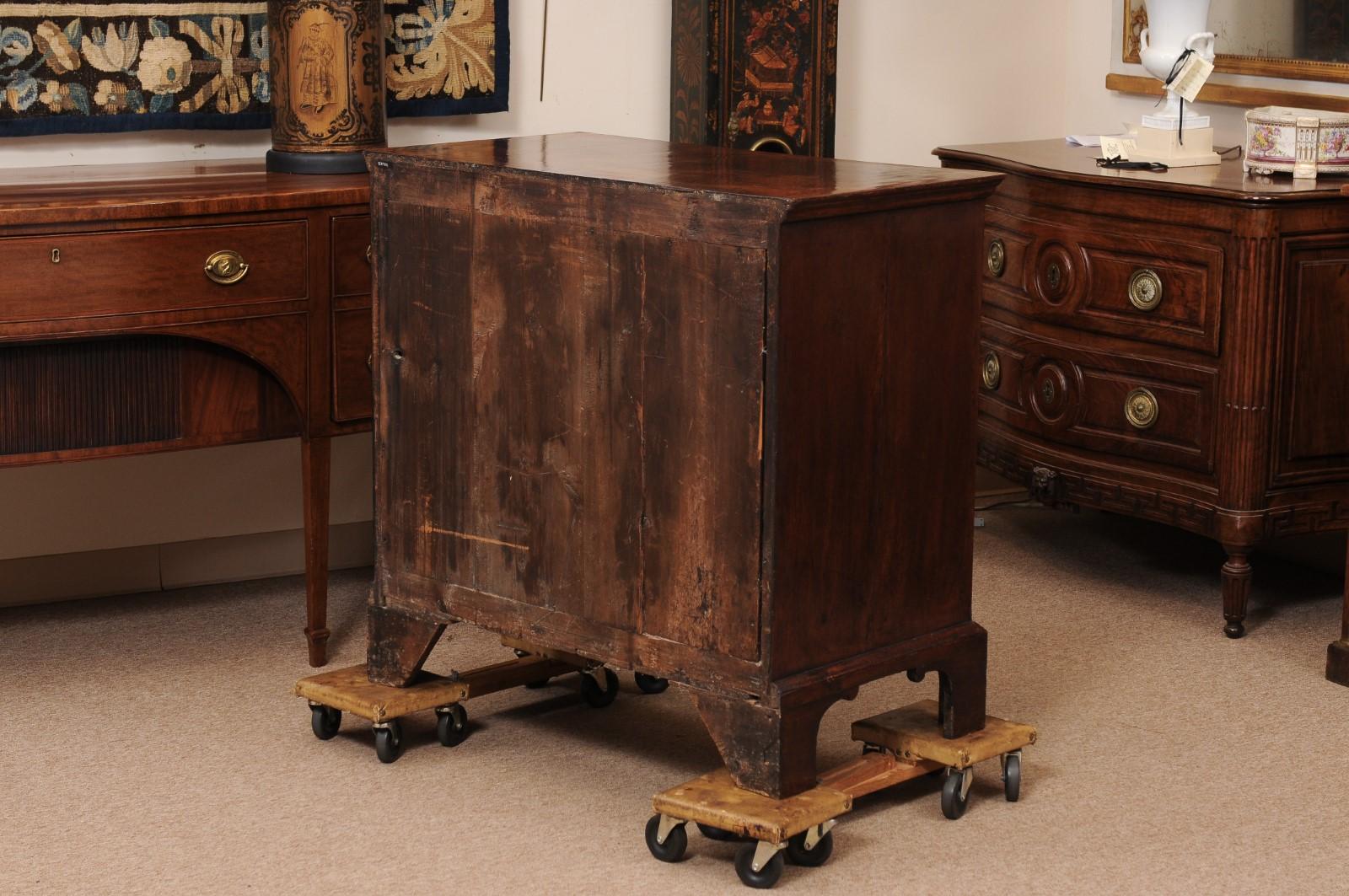 Frühes 18. Jahrhundert Englisch George II Nussbaum Kommode mit 5 Schubladen und Bracket Feet im Angebot 3