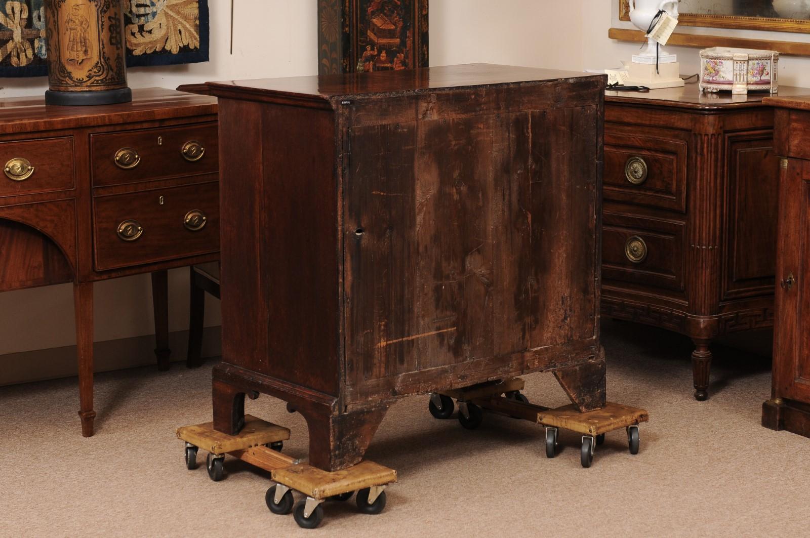 Frühes 18. Jahrhundert Englisch George II Nussbaum Kommode mit 5 Schubladen und Bracket Feet im Angebot 5