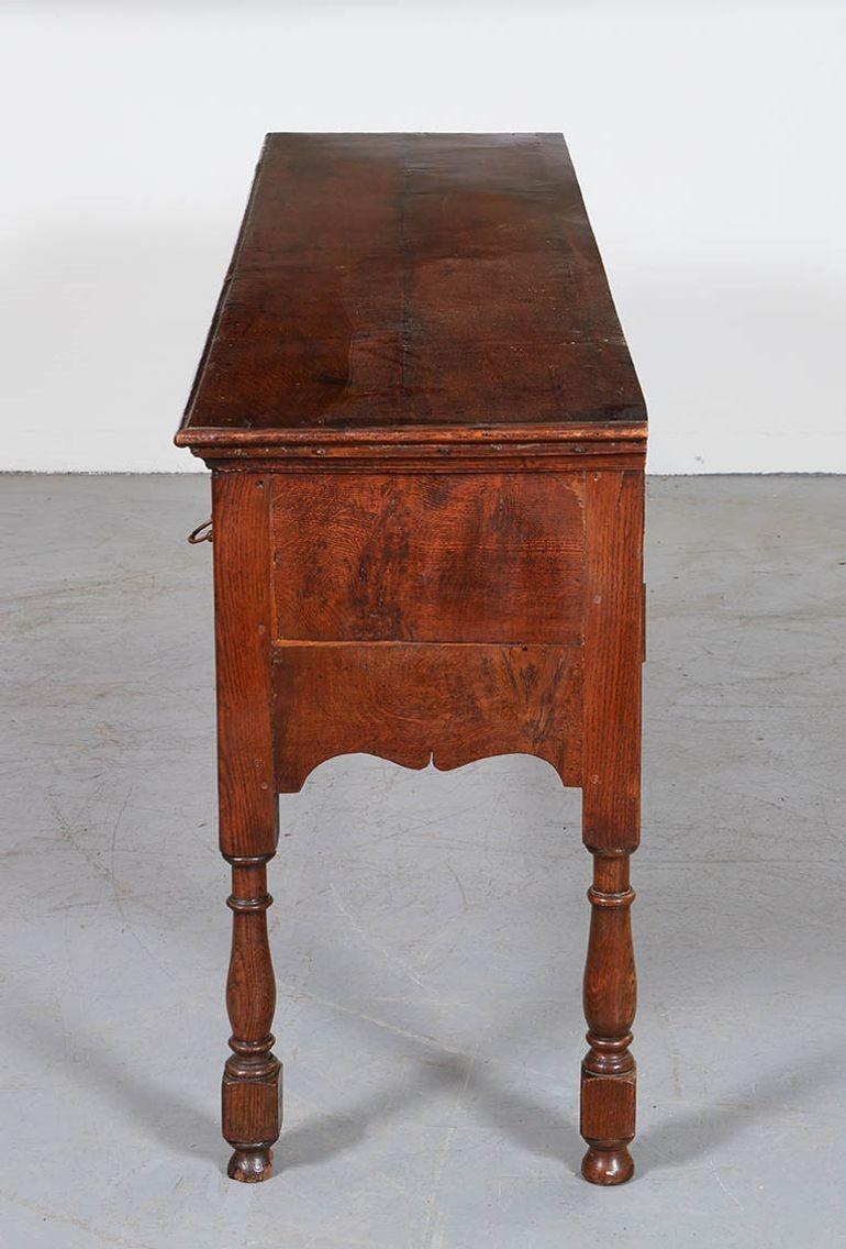 Early 18th Century English Low Dresser In Good Condition For Sale In Greenwich, CT