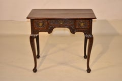 Lowboy anglais en chêne sculpté du début du 18e siècle