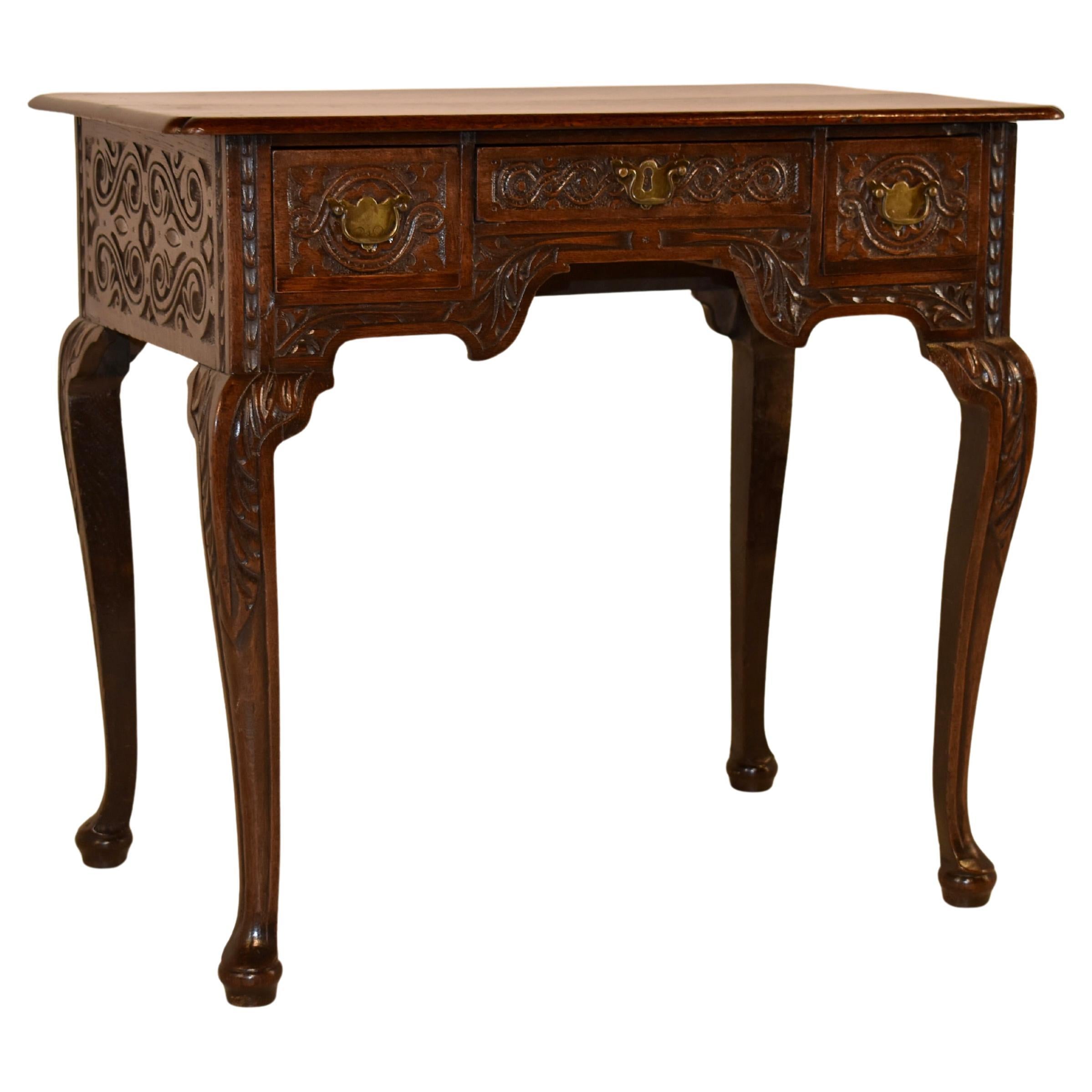 Lowboy anglais en chêne sculpté du début du 18e siècle en vente