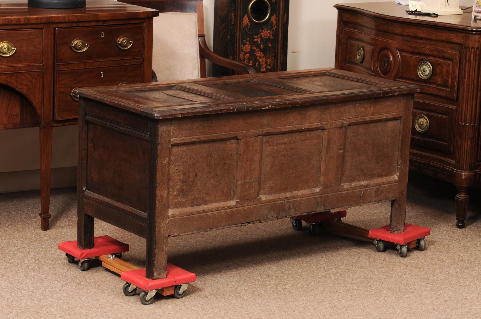 Frühes 18. Jahrhundert Englisch Oak Coffer / Trunk im Angebot 6