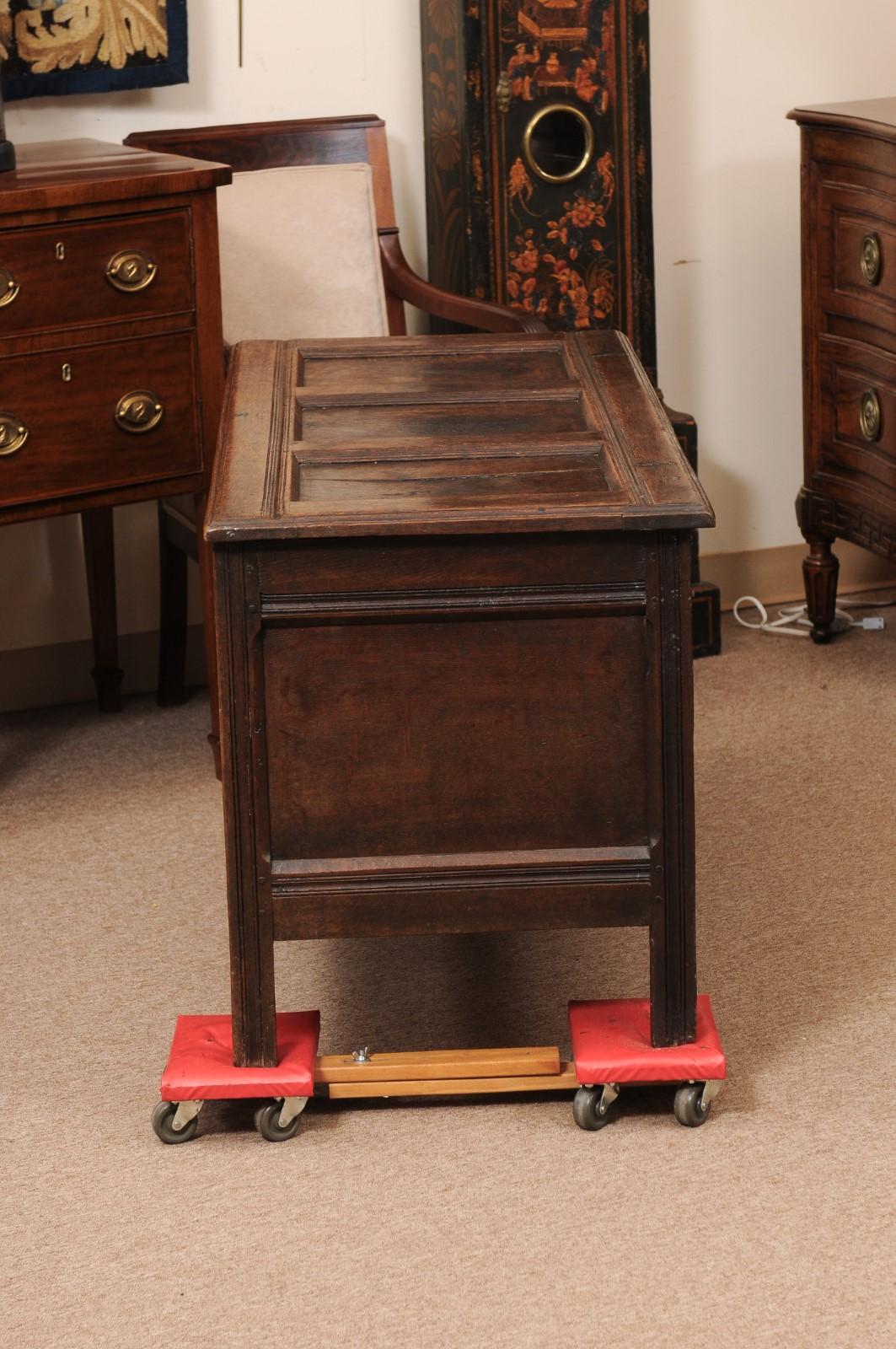 Frühes 18. Jahrhundert Englisch Oak Coffer / Trunk im Angebot 7