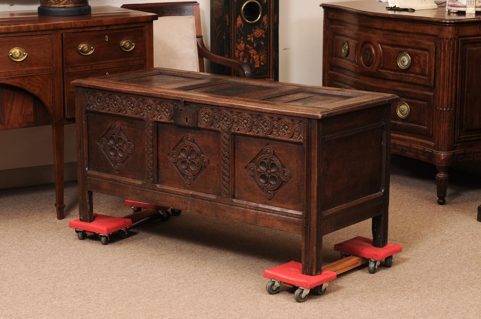 Frühes 18. Jahrhundert Englisch Oak Coffer / Trunk im Angebot 8