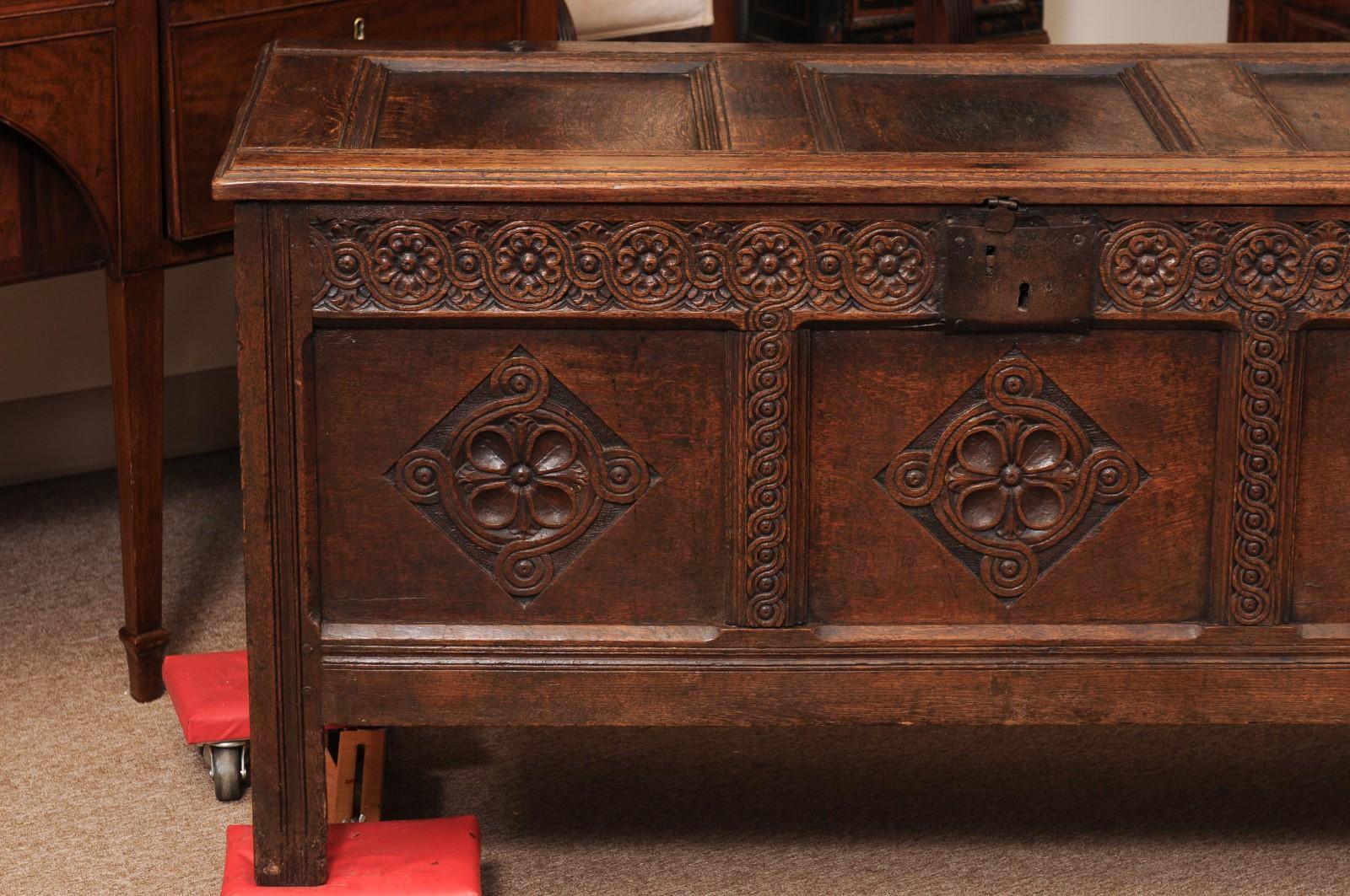 Frühes 18. Jahrhundert Englisch Oak Coffer / Trunk im Angebot 10