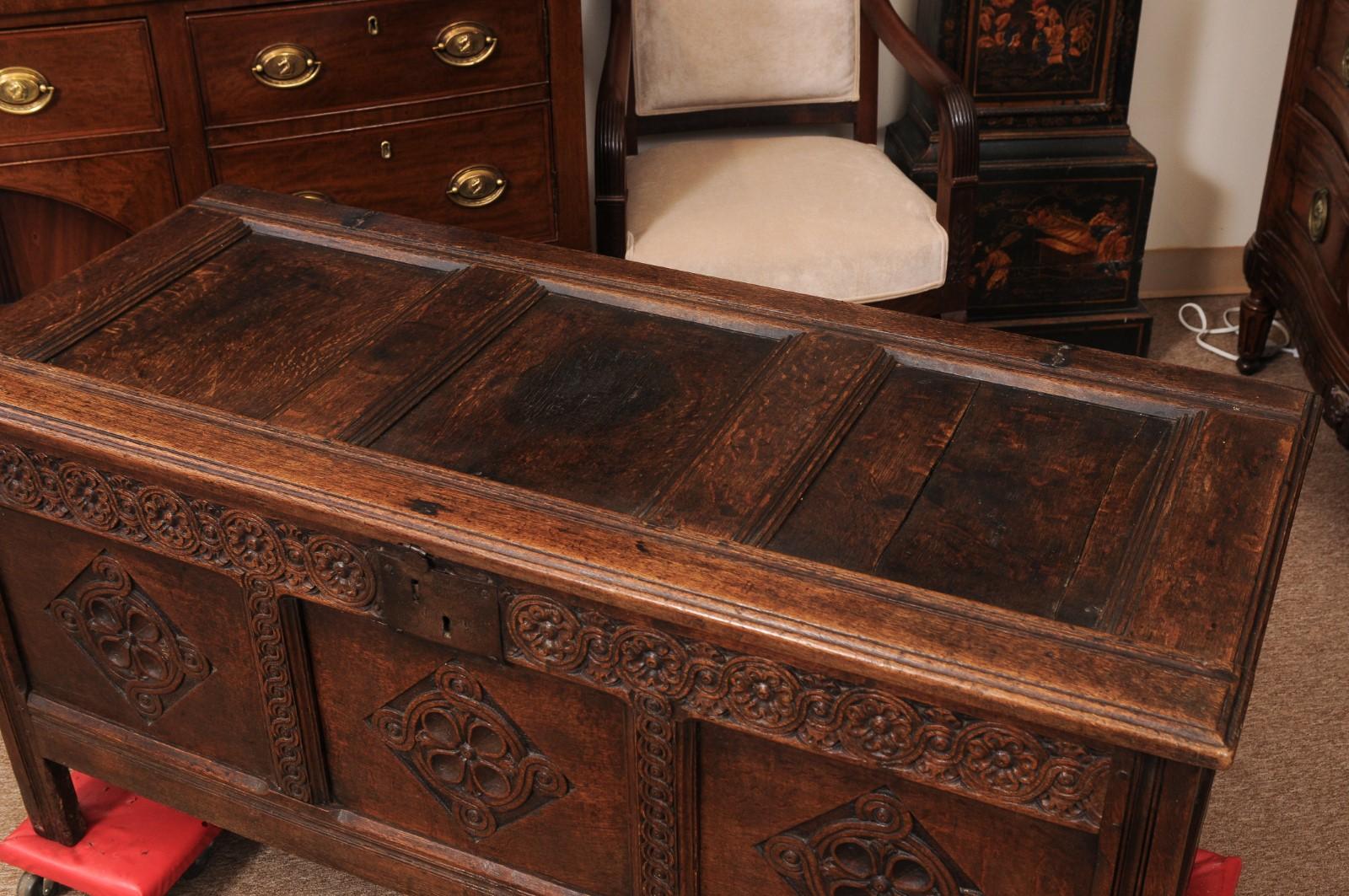 Frühes 18. Jahrhundert Englisch Oak Coffer / Trunk im Angebot 12