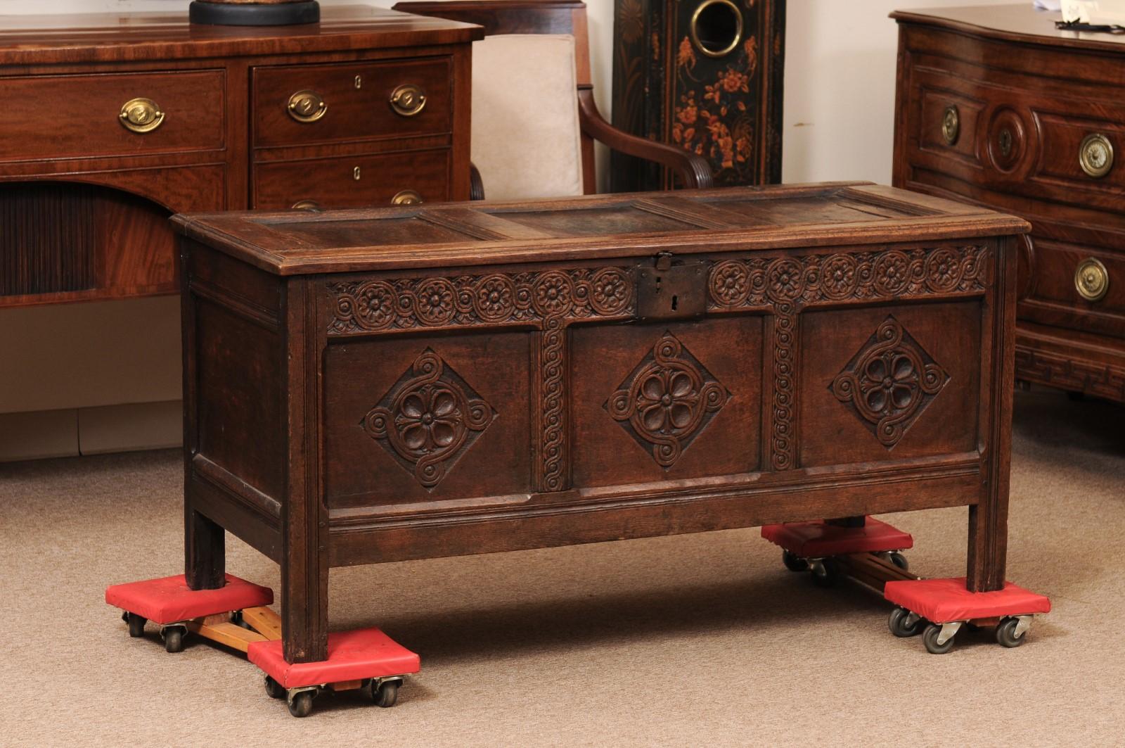 Frühe 18. Jahrhundert Englisch Eiche Coffer / Trunk mit getäfelten Top & geschnitzt Details