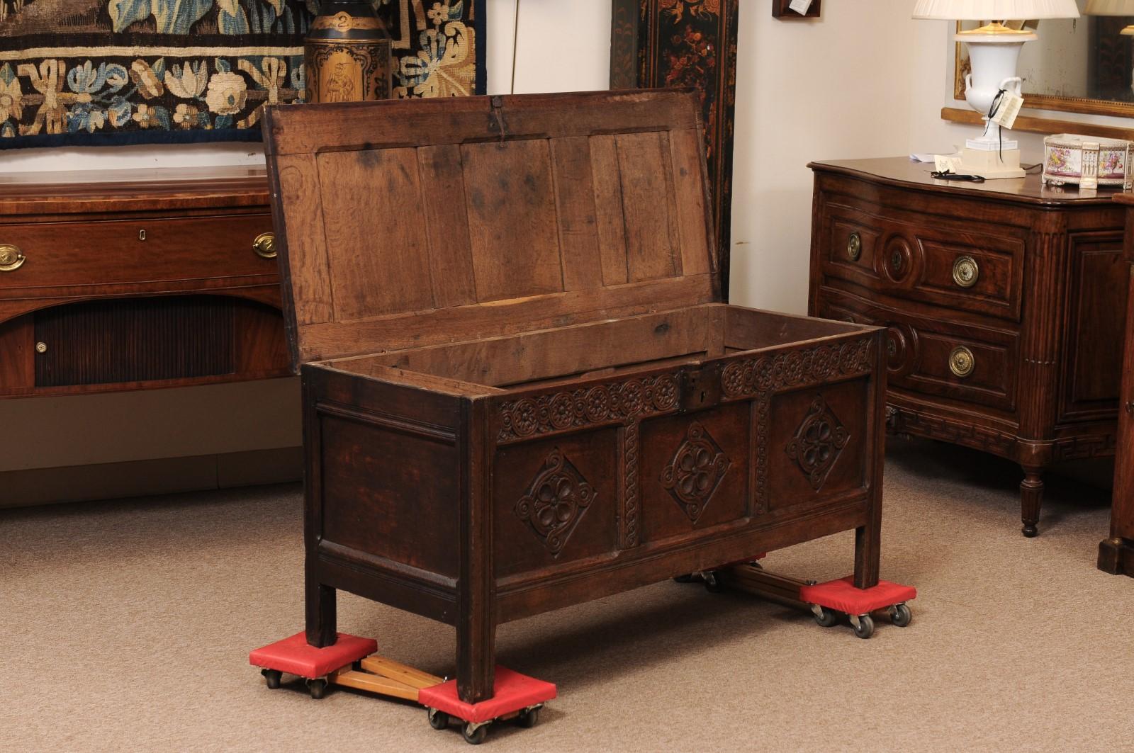 Frühes 18. Jahrhundert Englisch Oak Coffer / Trunk im Zustand „Relativ gut“ im Angebot in Atlanta, GA