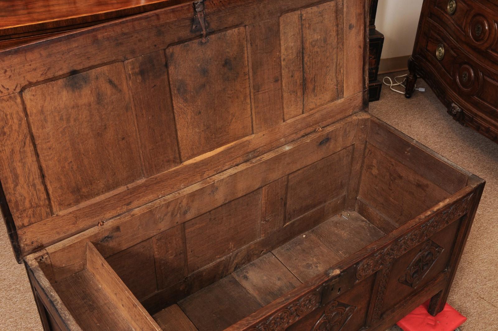 Frühes 18. Jahrhundert Englisch Oak Coffer / Trunk (Eichenholz) im Angebot