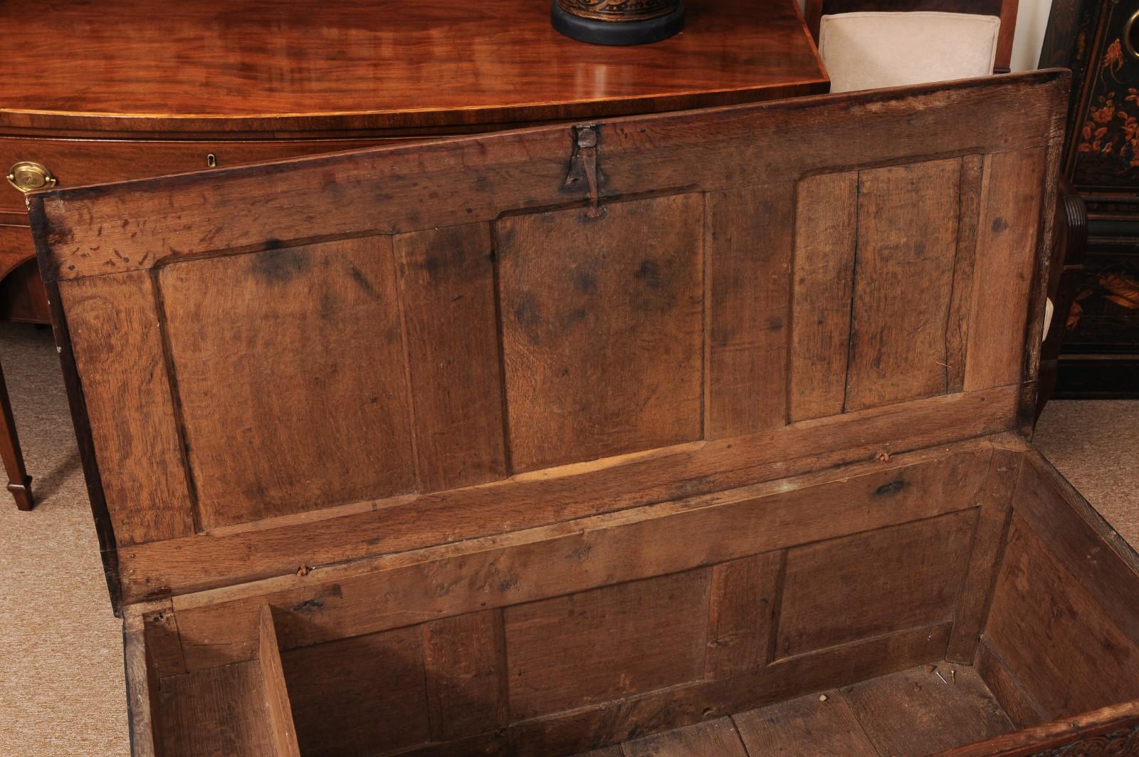 Frühes 18. Jahrhundert Englisch Oak Coffer / Trunk im Angebot 1