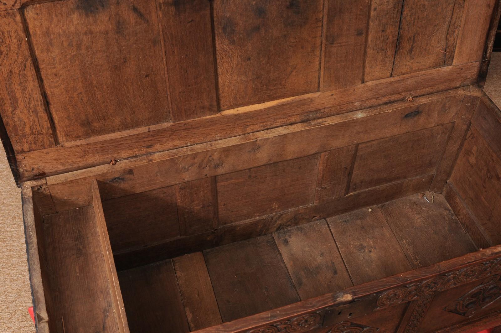 Frühes 18. Jahrhundert Englisch Oak Coffer / Trunk im Angebot 2