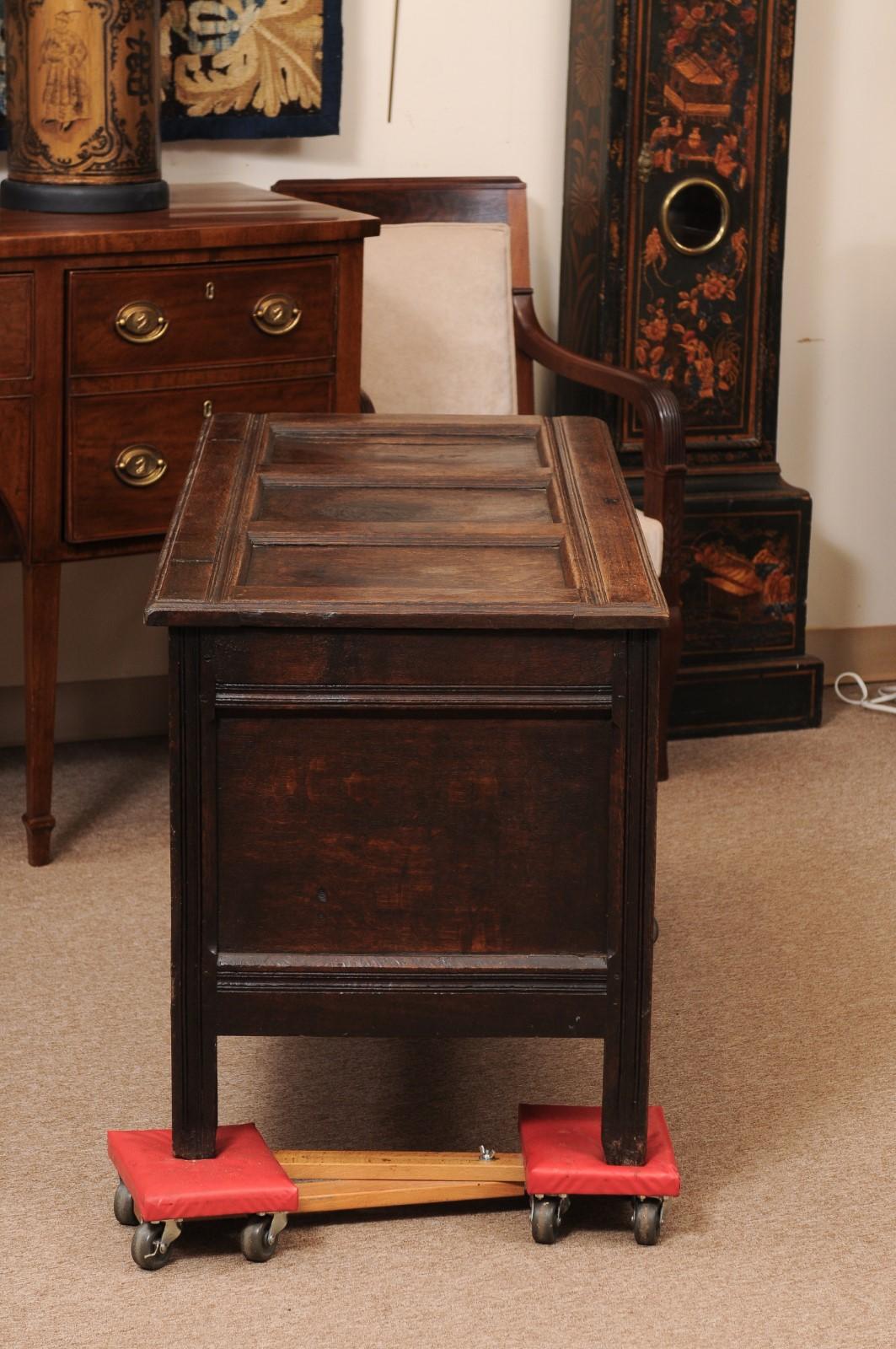 Frühes 18. Jahrhundert Englisch Oak Coffer / Trunk im Angebot 3