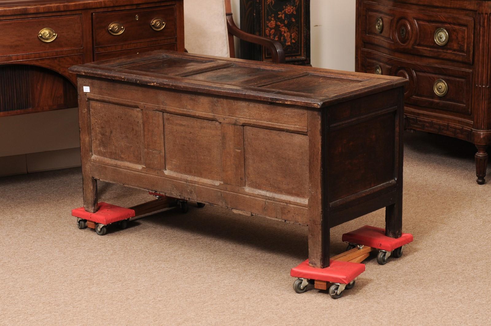 Frühes 18. Jahrhundert Englisch Oak Coffer / Trunk im Angebot 4