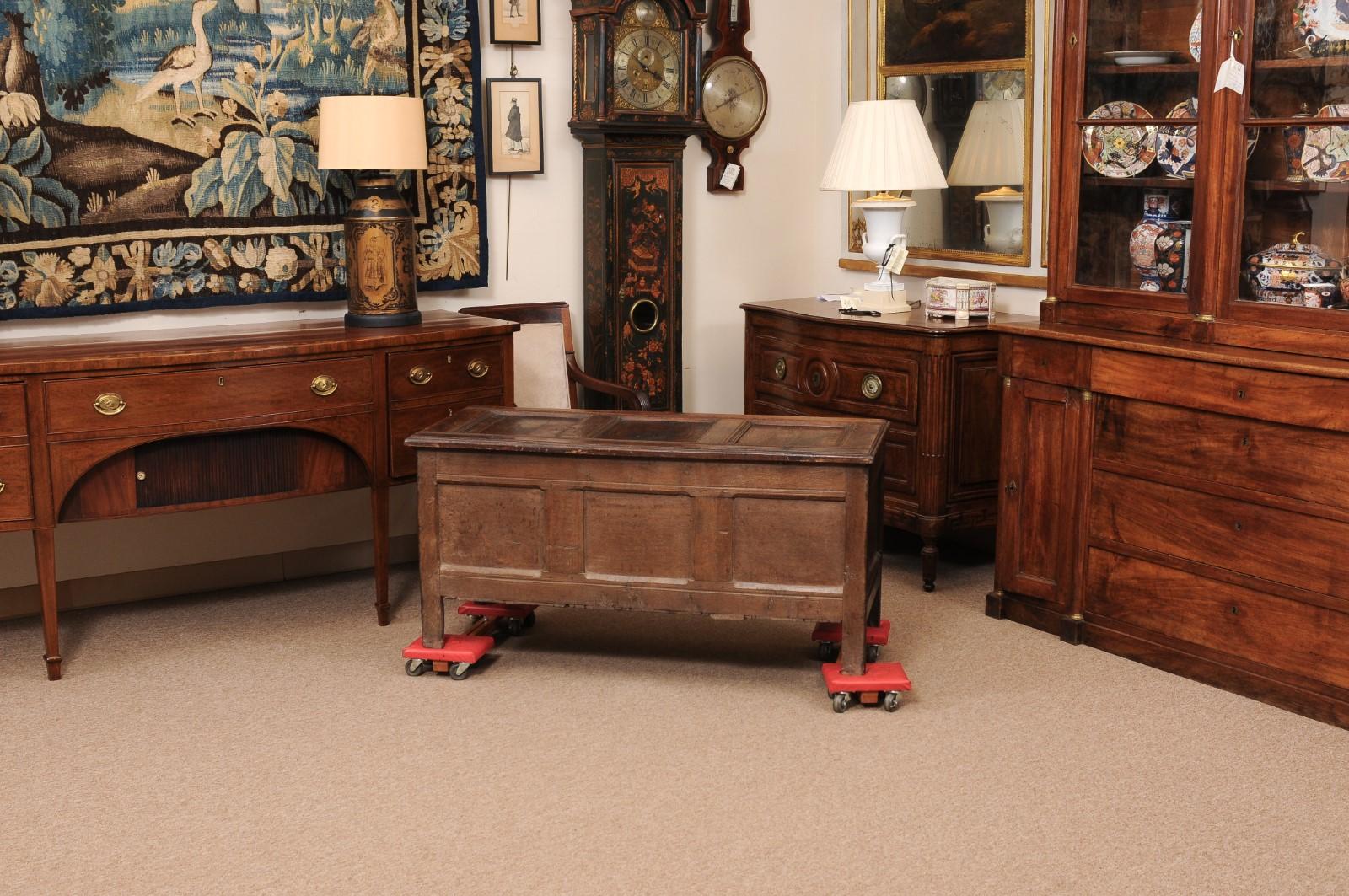 Frühes 18. Jahrhundert Englisch Oak Coffer / Trunk im Angebot 5