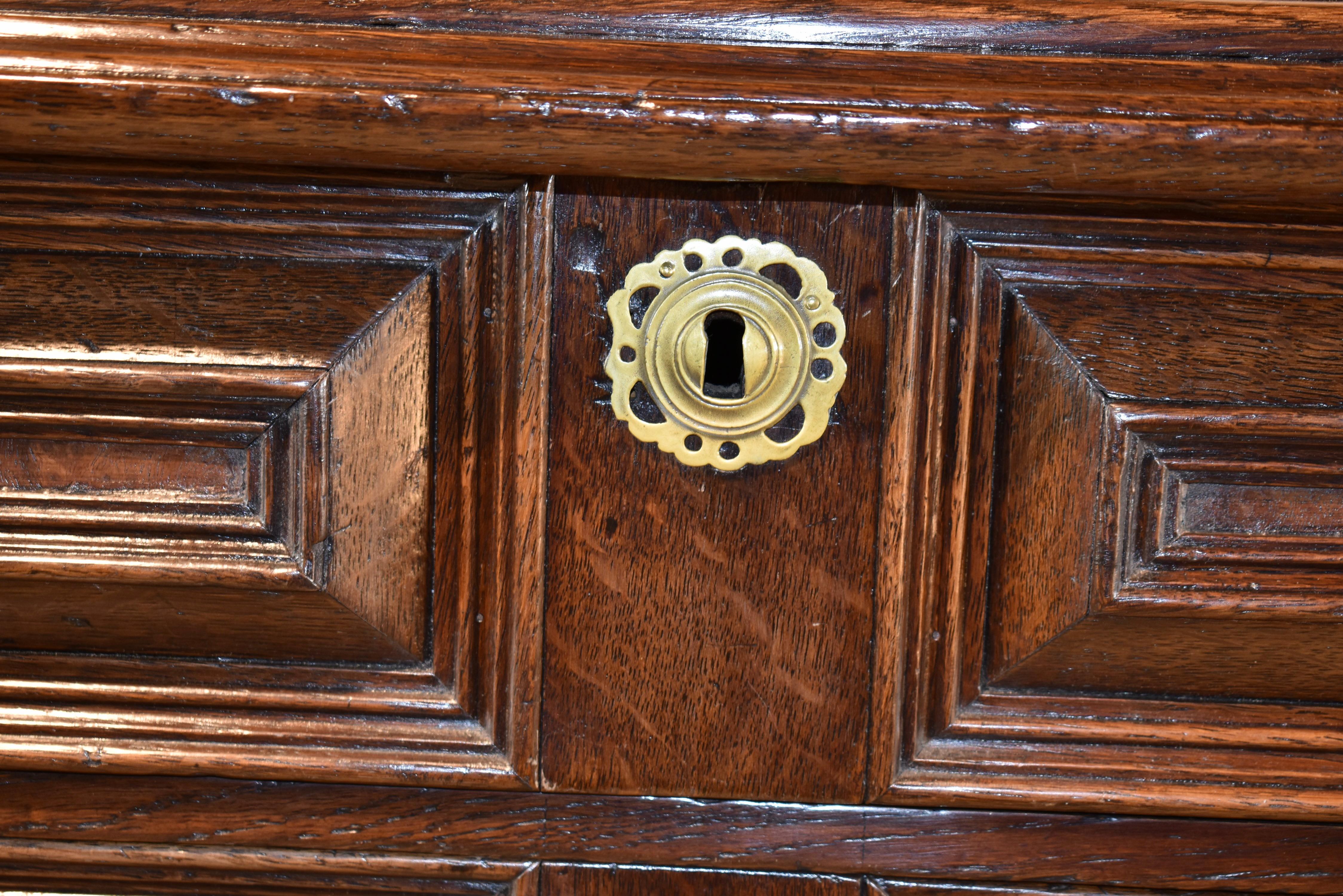 Piccola cassapanca in Oak inglese dell'inizio del XVIII secolo in vendita 3