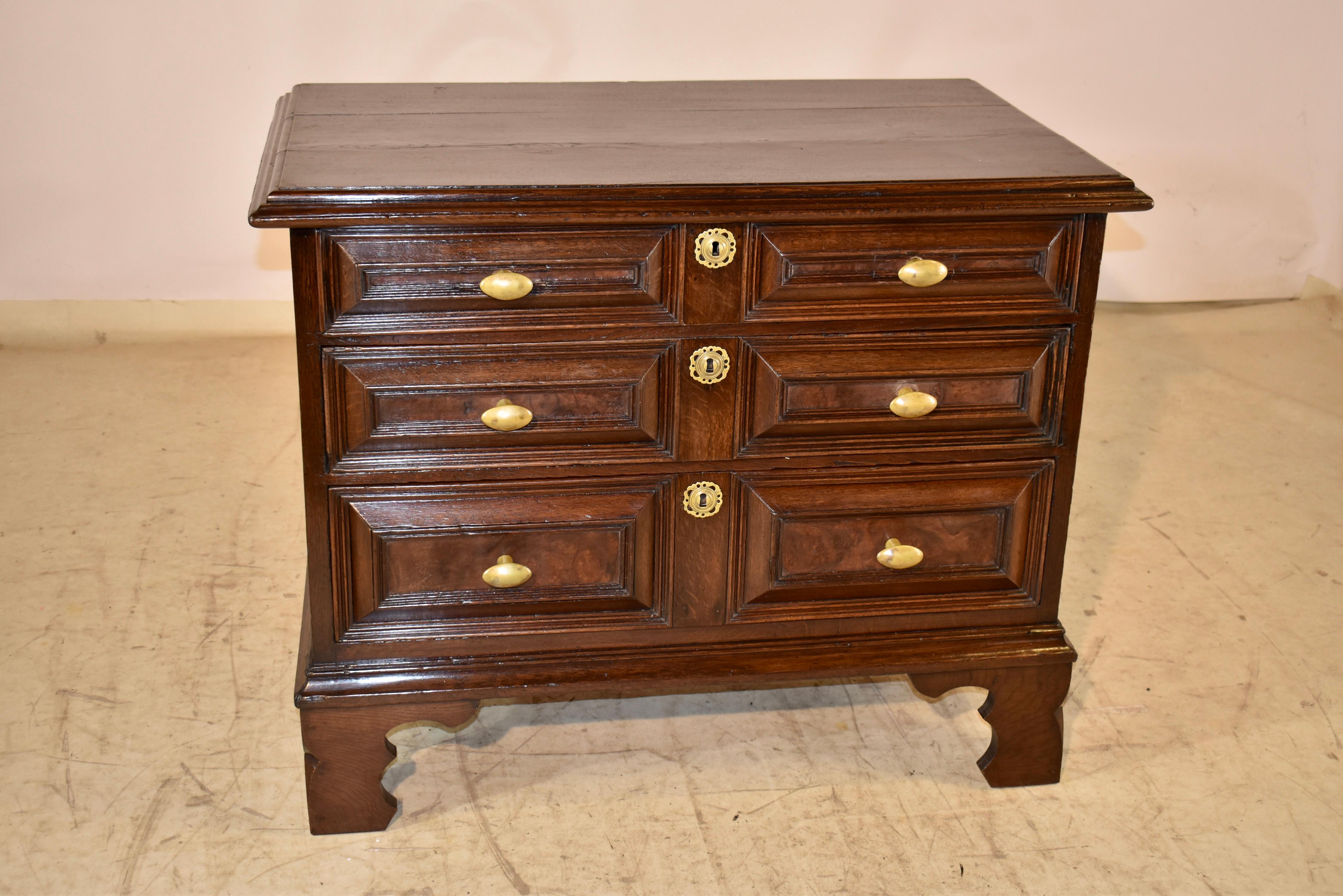 Piccola cassapanca in Oak inglese dell'inizio del XVIII secolo in vendita 4