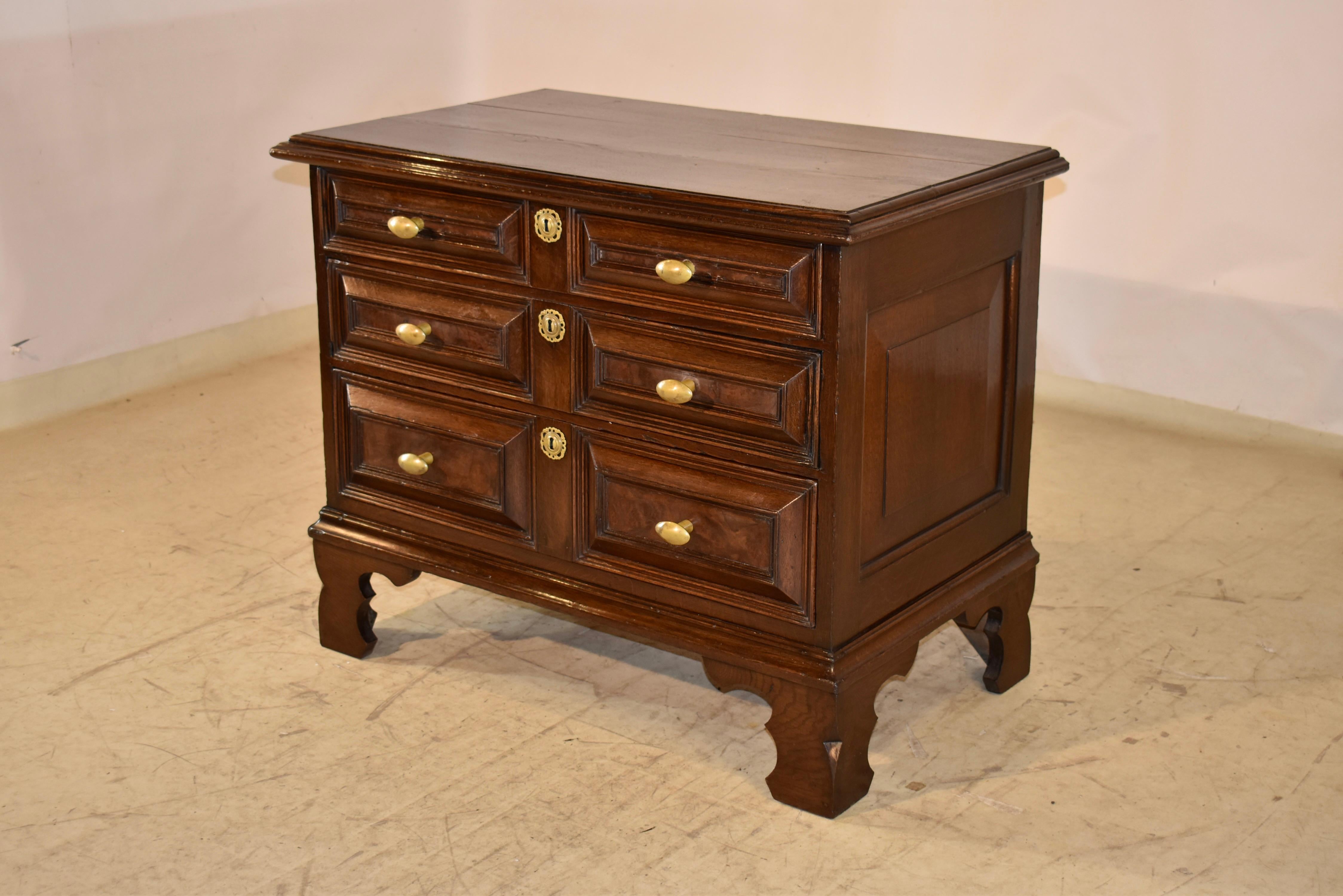 Inglese Piccola cassapanca in Oak inglese dell'inizio del XVIII secolo in vendita
