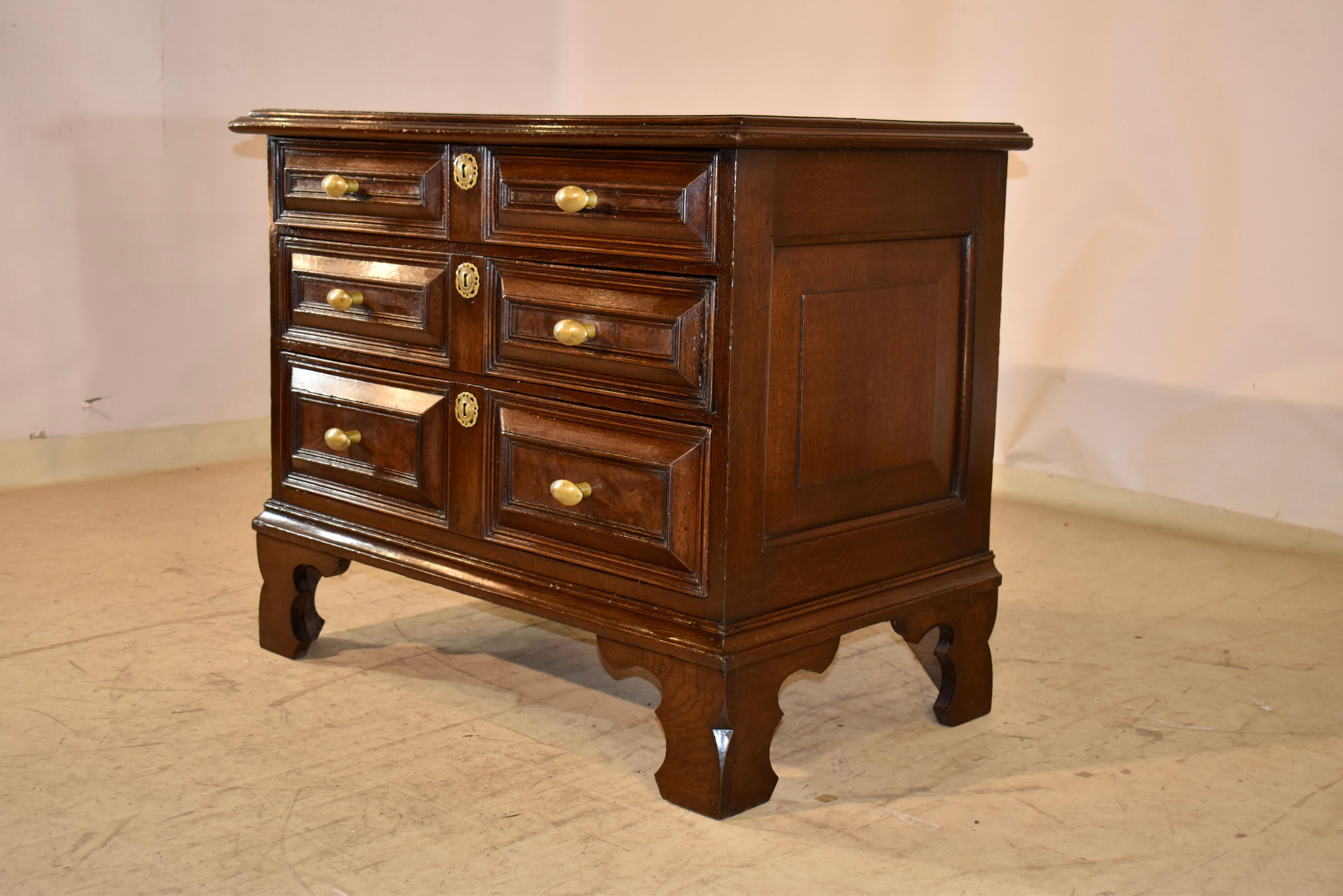 Fino al XVIII secolo Piccola cassapanca in Oak inglese dell'inizio del XVIII secolo in vendita
