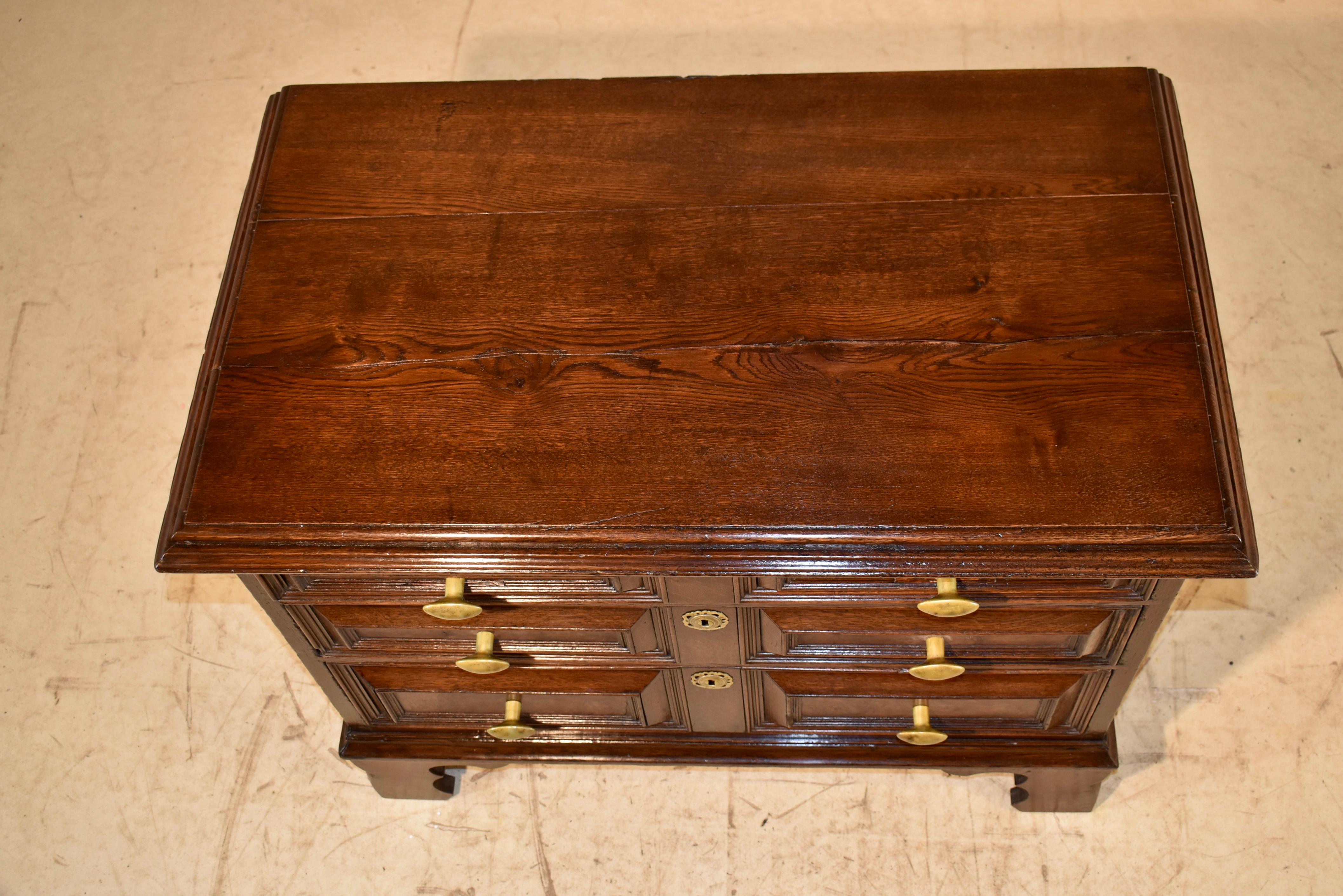 Ottone Piccola cassapanca in Oak inglese dell'inizio del XVIII secolo in vendita